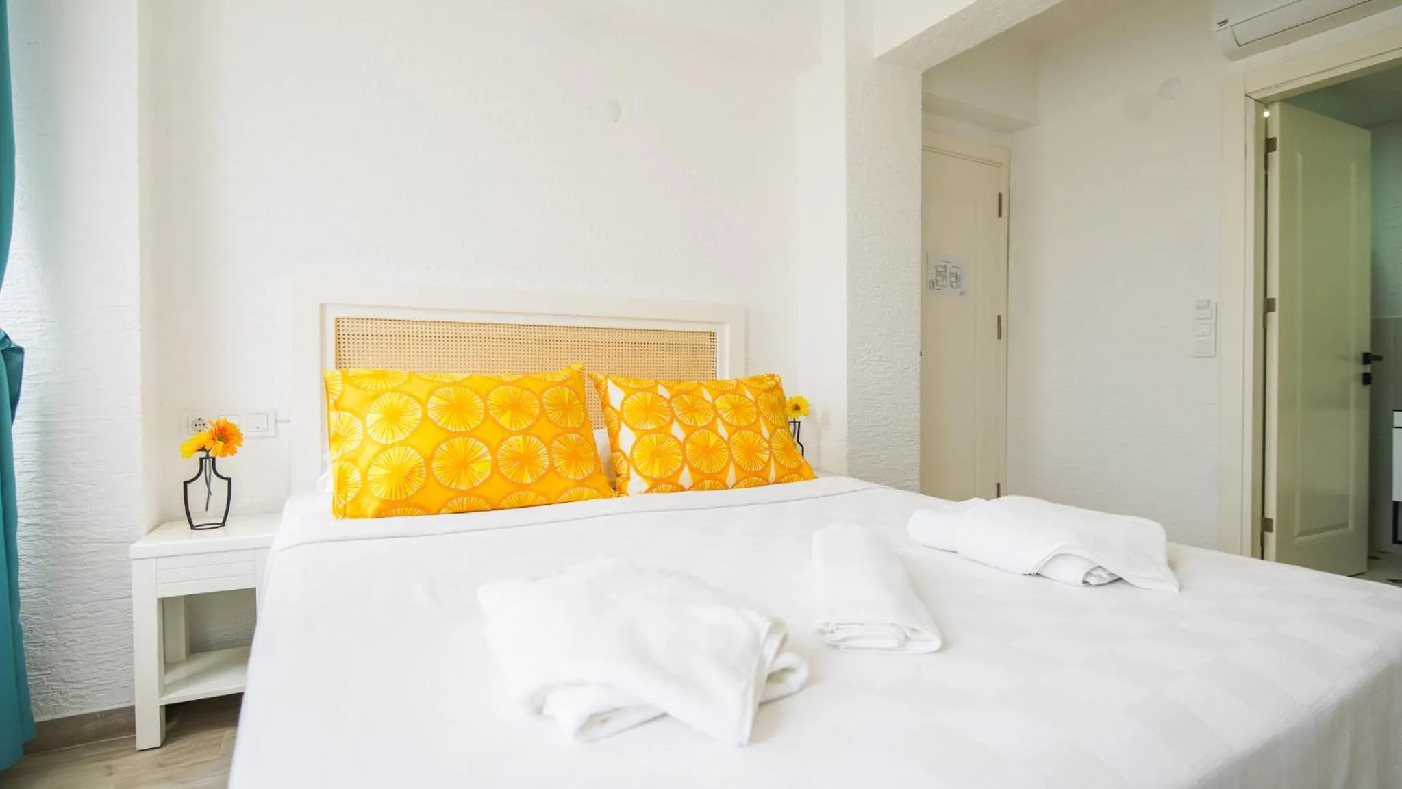 Photo of the whole room, Bed in Limonata Bozcaada ex Vina Garden