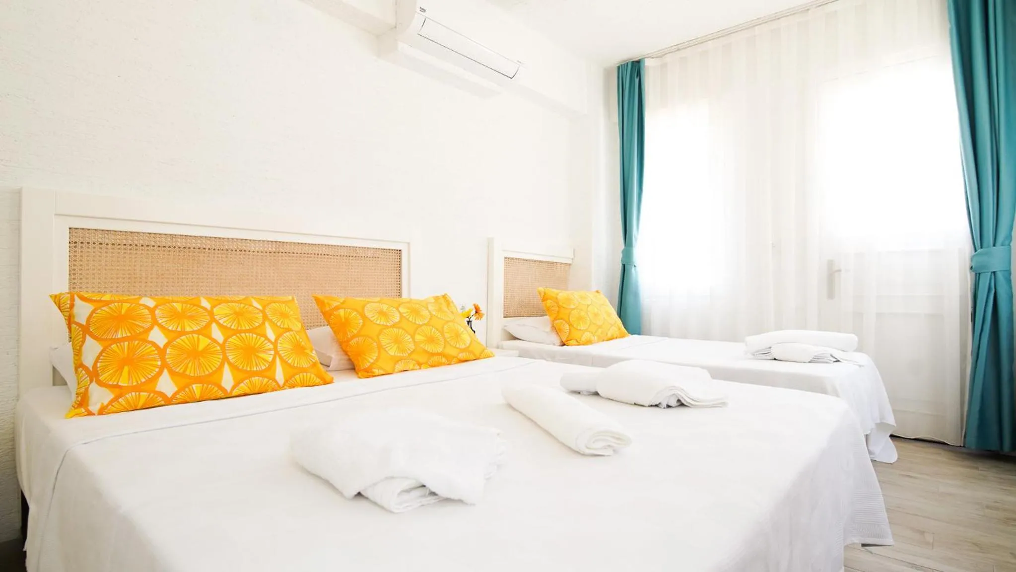 Photo of the whole room, Bed in Limonata Bozcaada ex Vina Garden