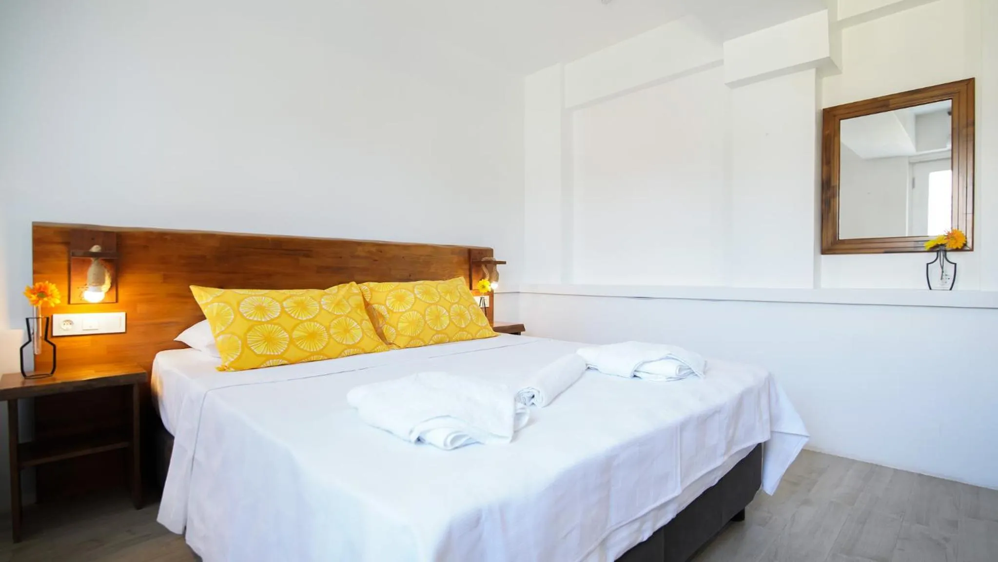 Photo of the whole room, Bed in Limonata Bozcaada ex Vina Garden