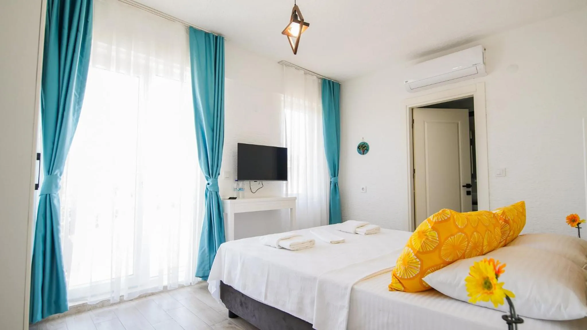 Photo of the whole room, Bed in Limonata Bozcaada ex Vina Garden