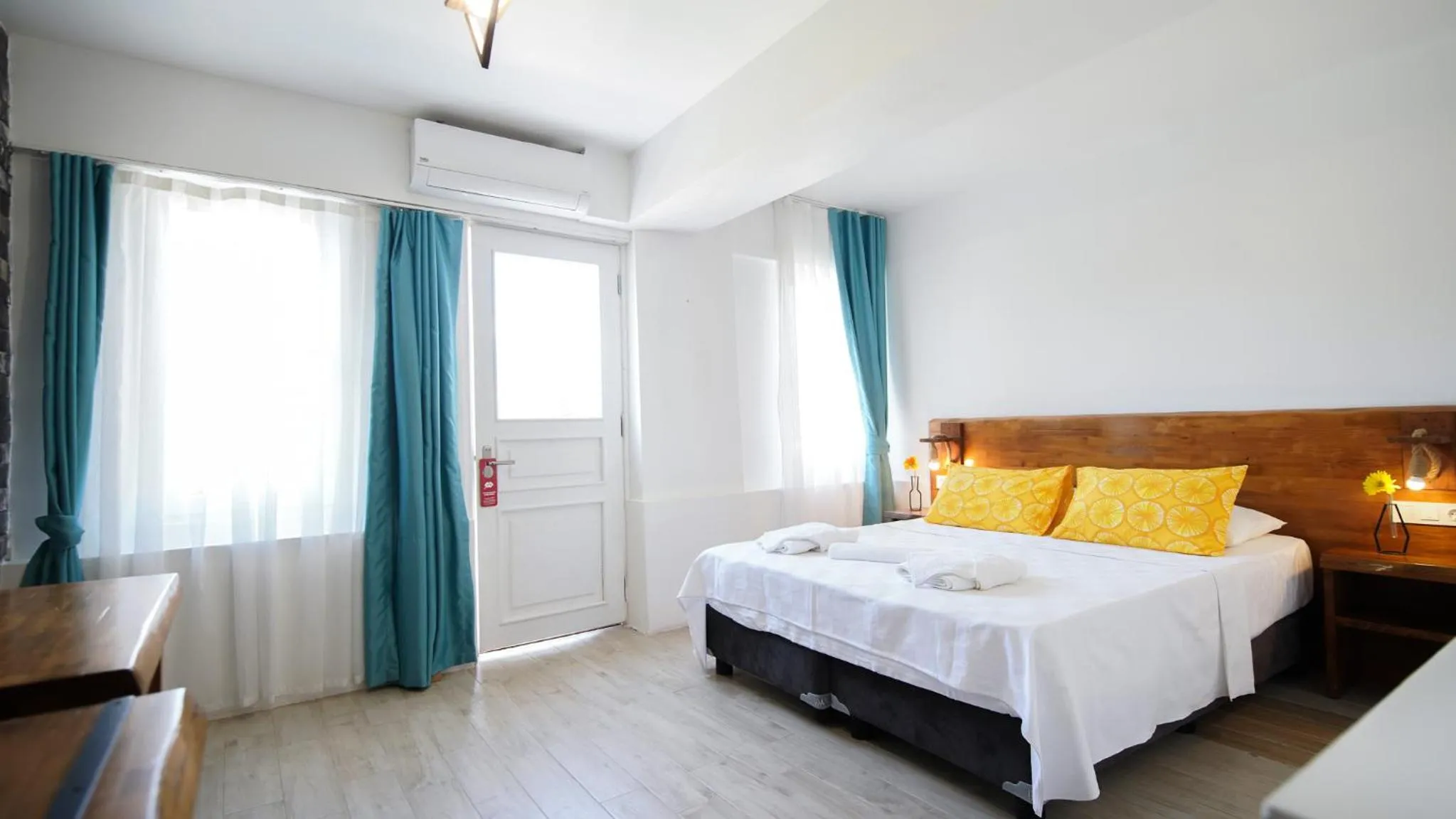 Photo of the whole room, Bed in Limonata Bozcaada ex Vina Garden