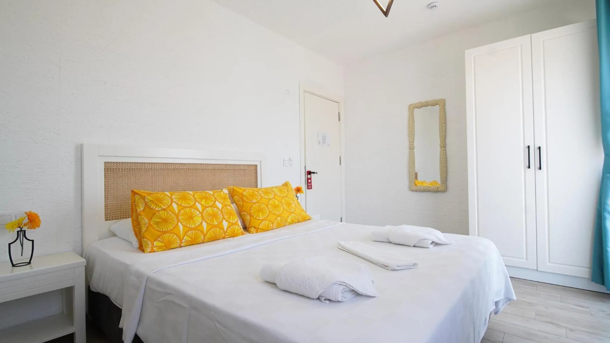 Photo of the whole room, Bed in Limonata Bozcaada ex Vina Garden