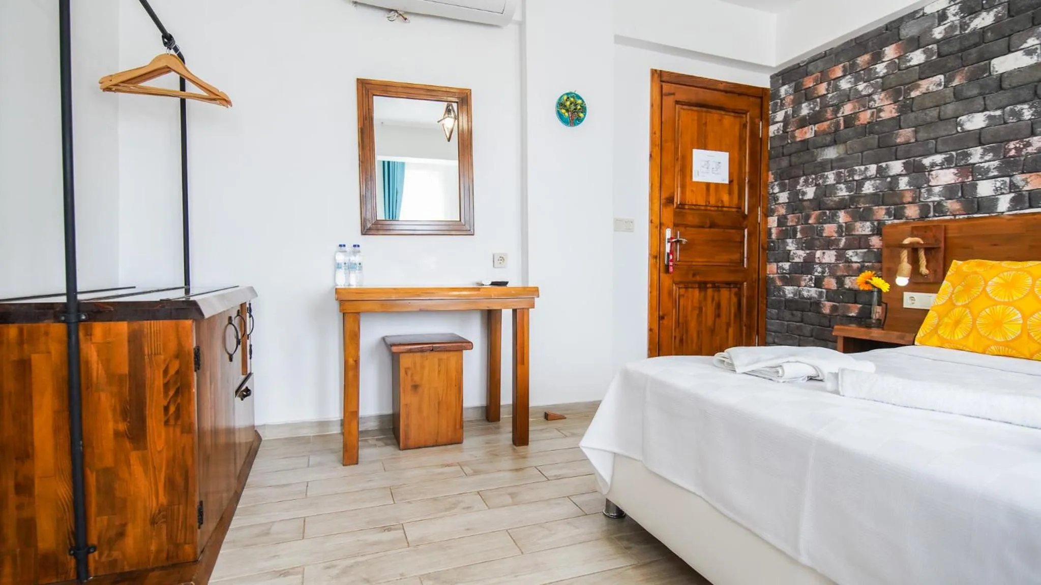Photo of the whole room, Bed in Limonata Bozcaada ex Vina Garden