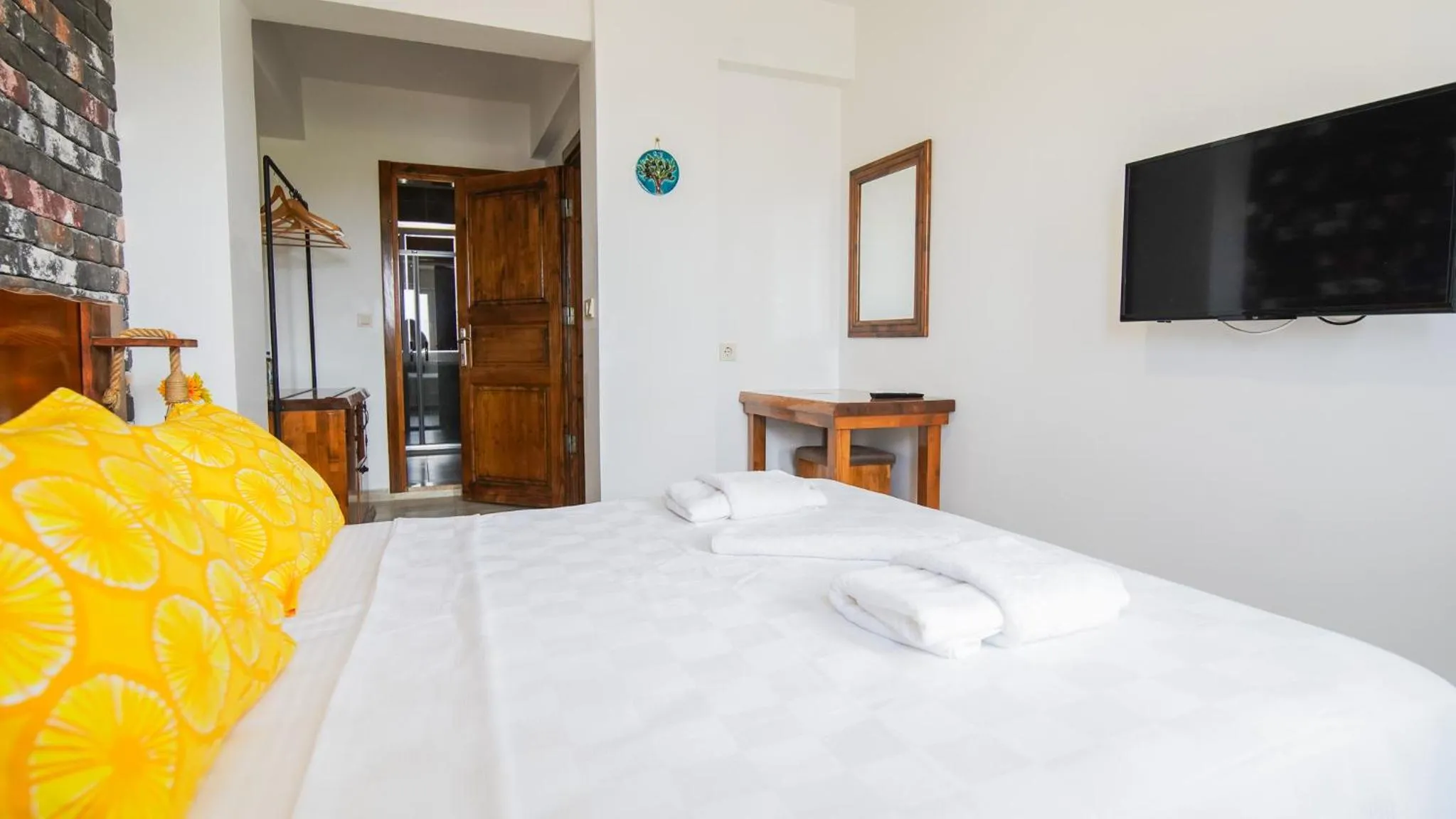 Photo of the whole room, Bed in Limonata Bozcaada ex Vina Garden