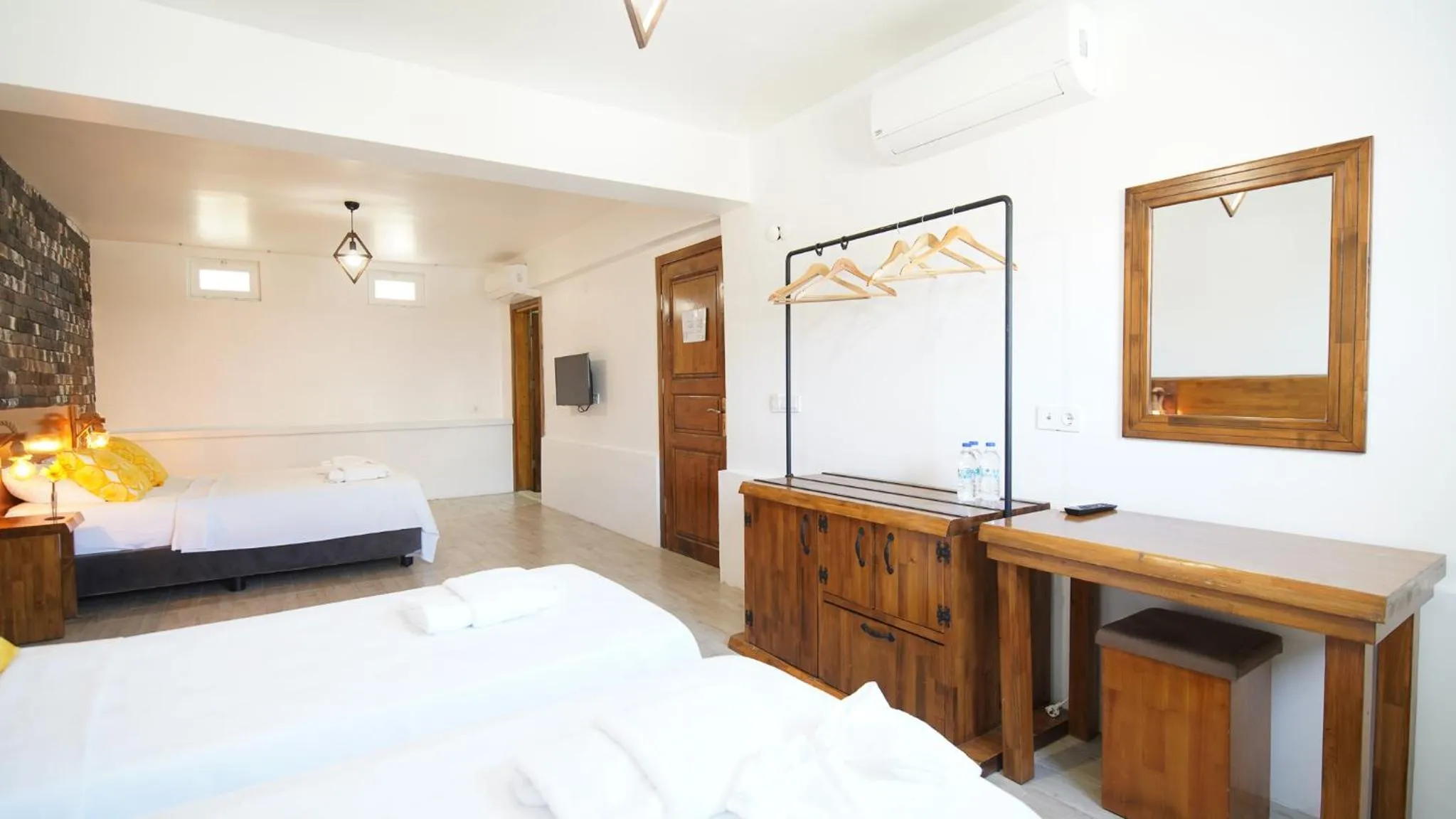 Photo of the whole room, Bed in Limonata Bozcaada ex Vina Garden