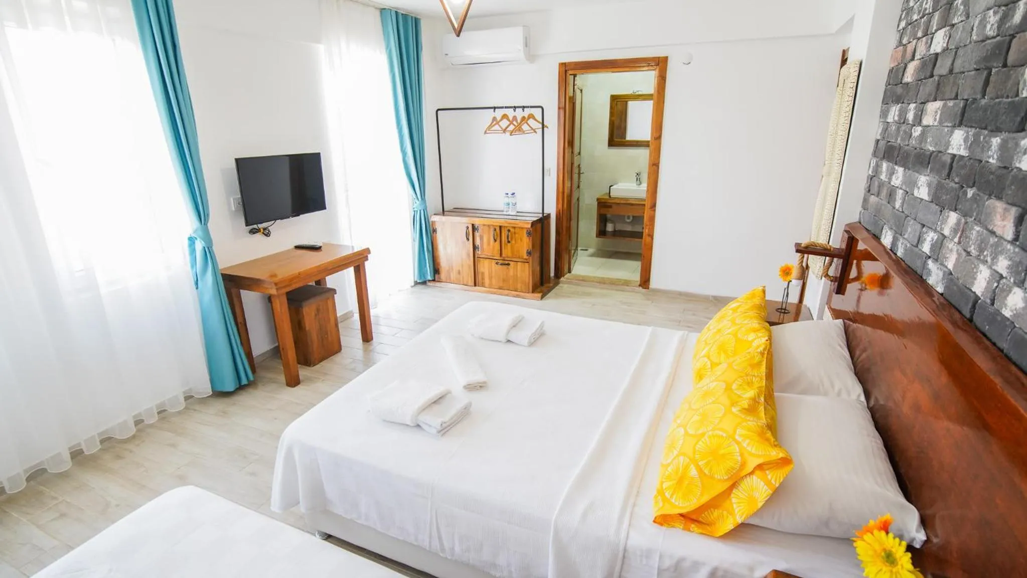 Photo of the whole room, Bed in Limonata Bozcaada ex Vina Garden