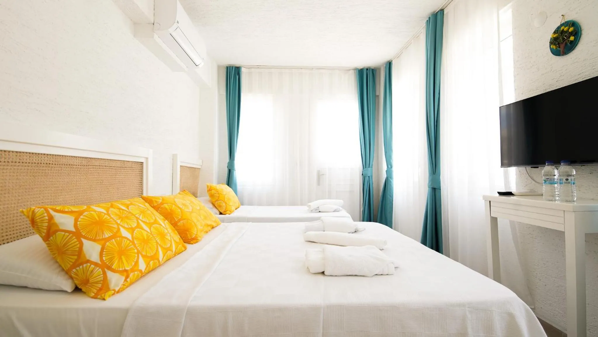 Photo of the whole room, Bed in Limonata Bozcaada ex Vina Garden