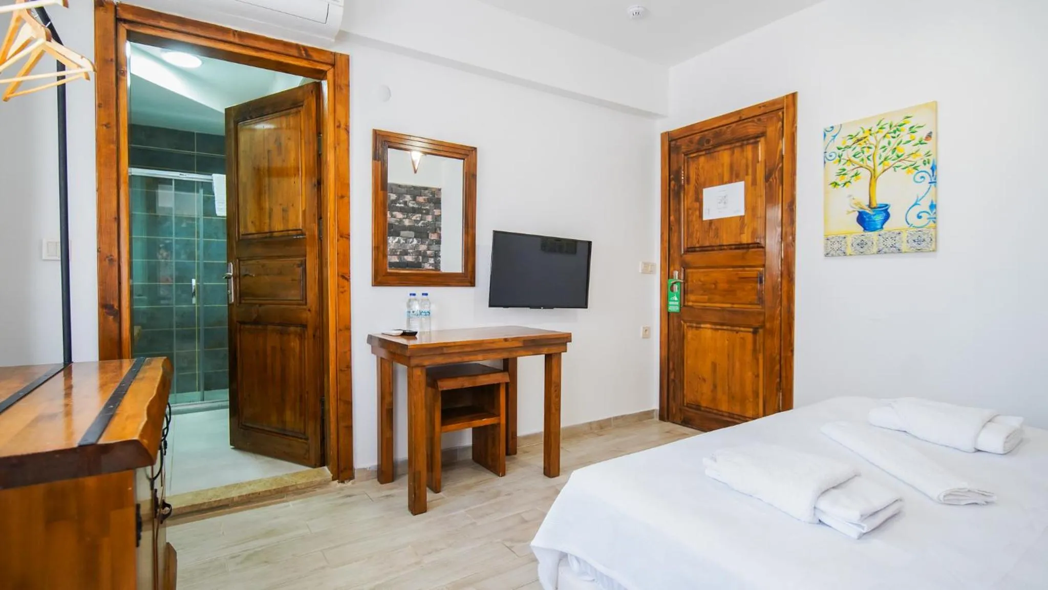 Photo of the whole room, Bed in Limonata Bozcaada ex Vina Garden