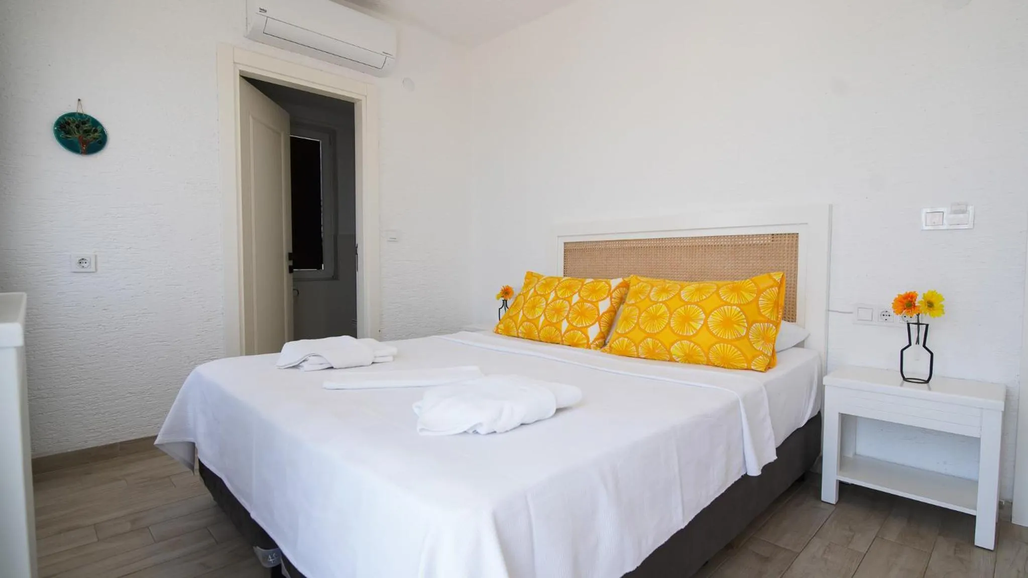 Photo of the whole room, Bed in Limonata Bozcaada ex Vina Garden