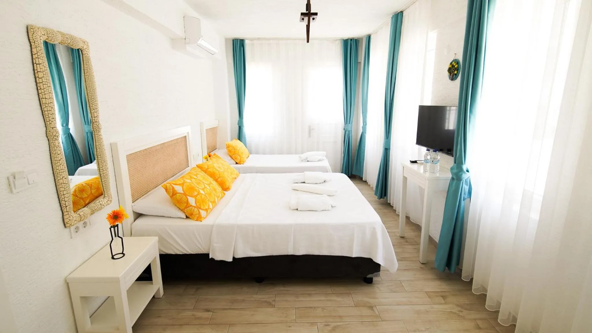Photo of the whole room, Bed in Limonata Bozcaada ex Vina Garden