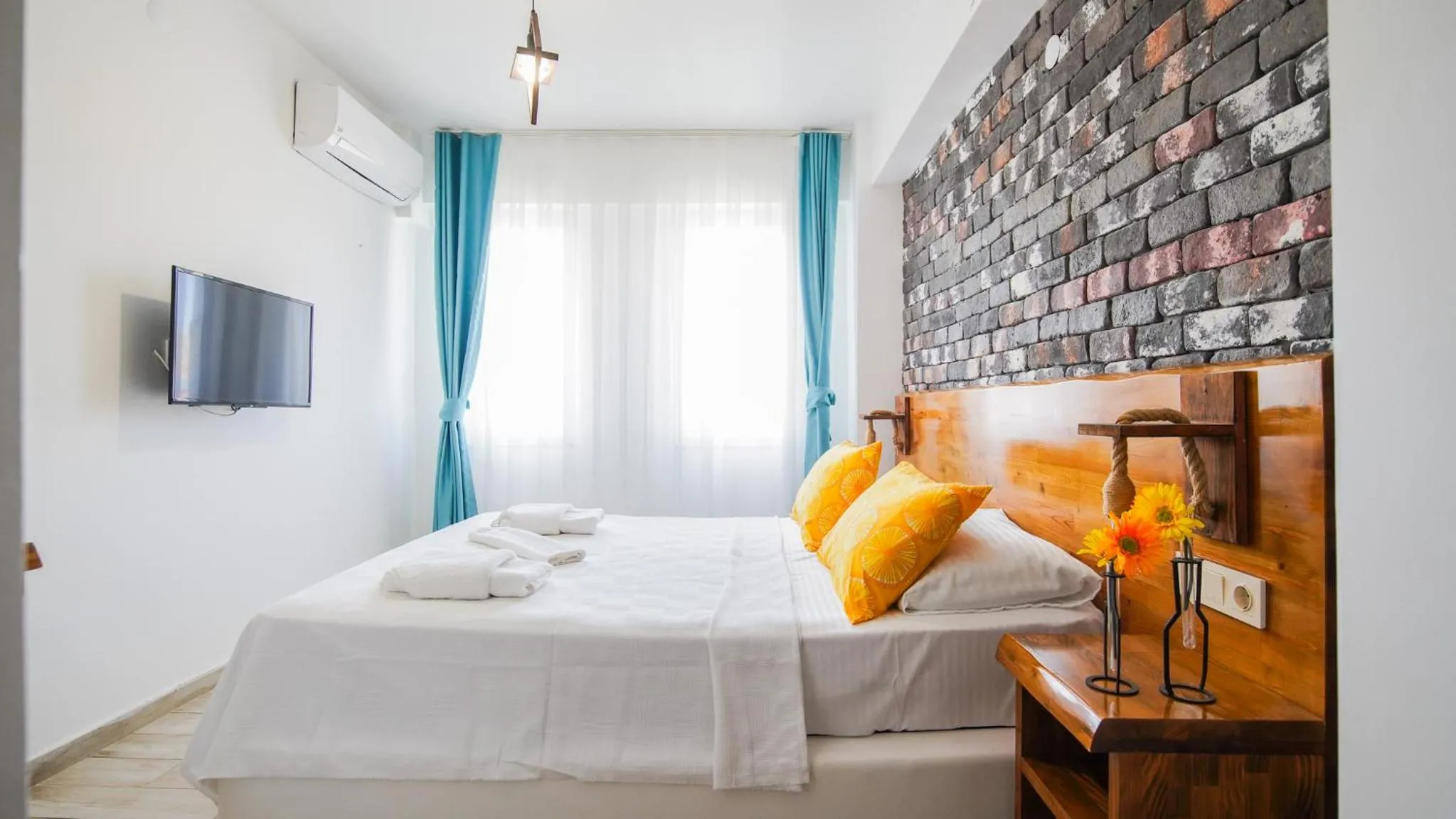 Photo of the whole room, Bed in Limonata Bozcaada ex Vina Garden