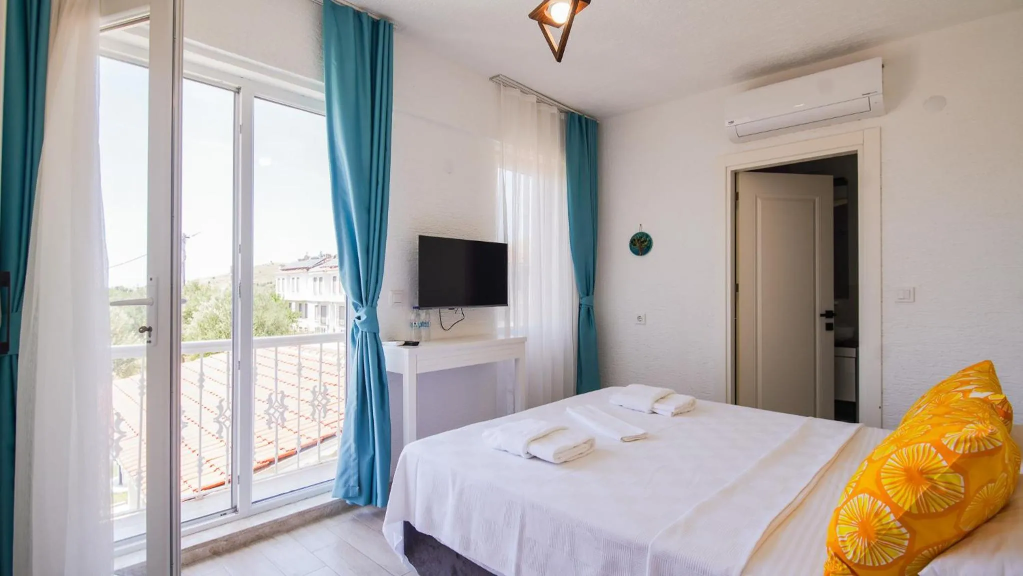 Photo of the whole room, Bed in Limonata Bozcaada ex Vina Garden