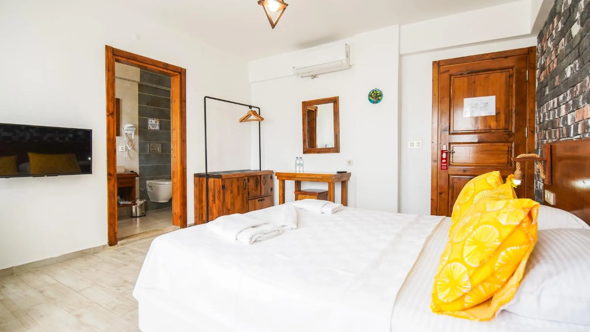 Photo of the whole room, Bed in Limonata Bozcaada ex Vina Garden