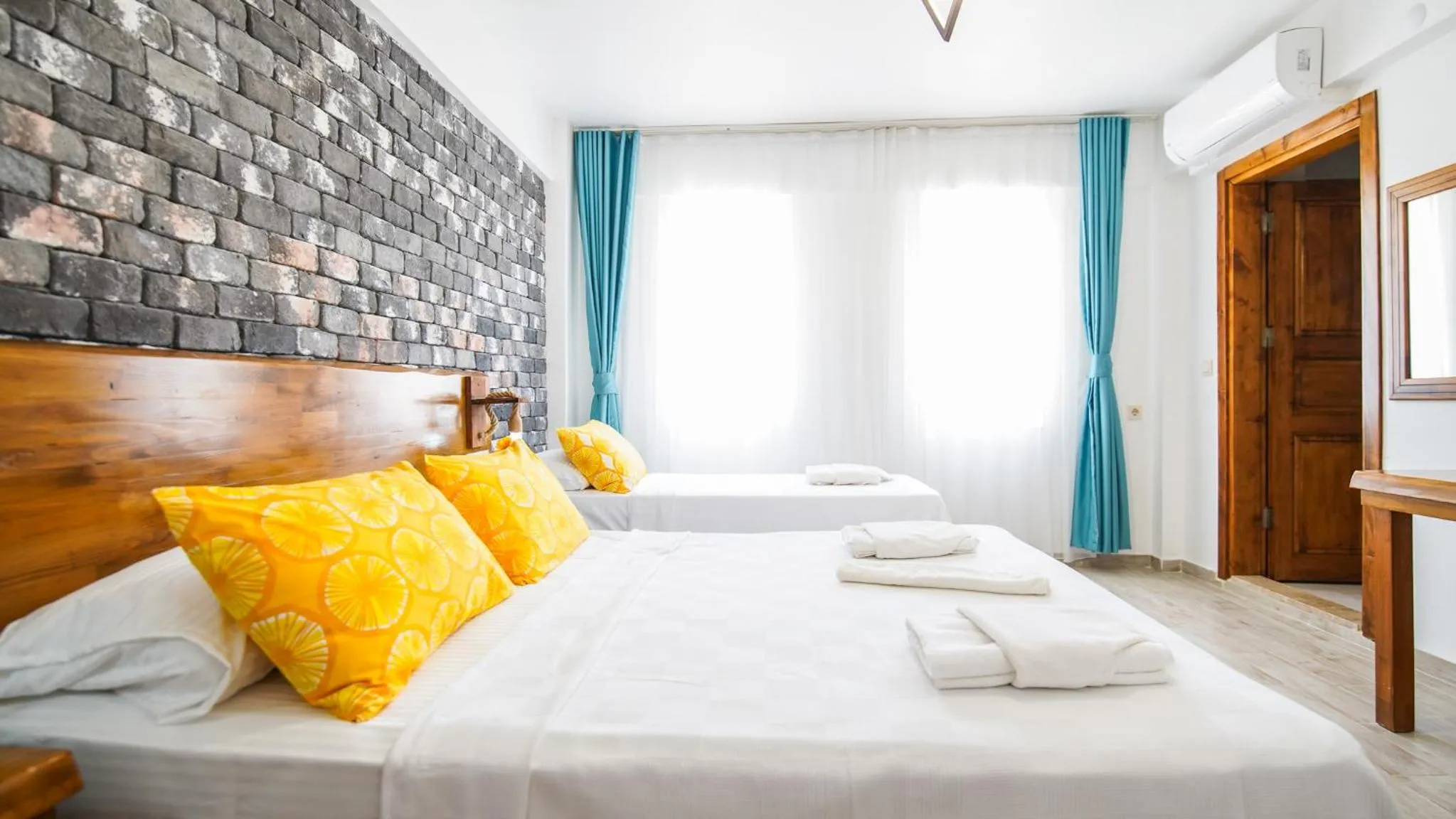 Photo of the whole room, Bed in Limonata Bozcaada ex Vina Garden