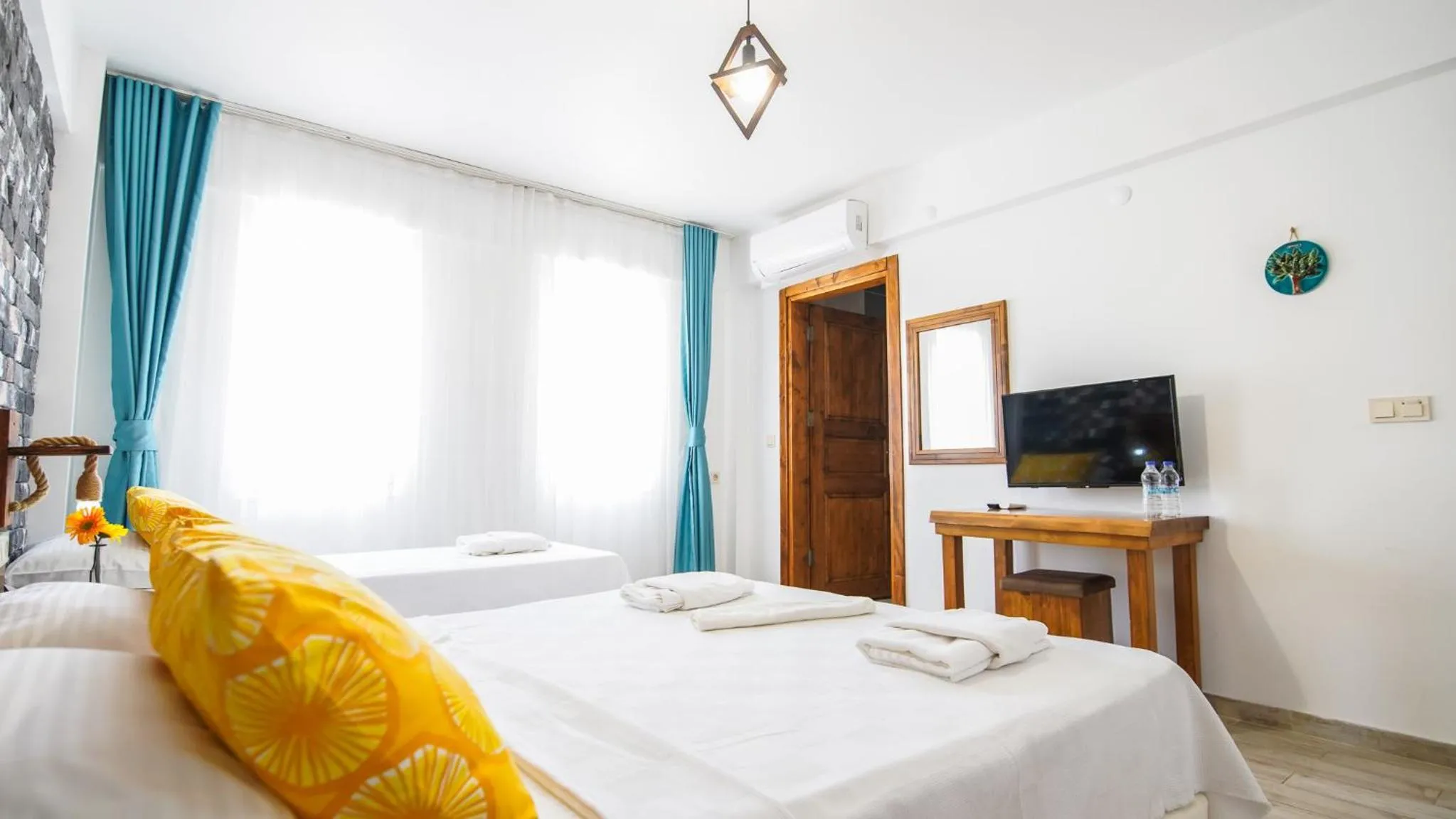 Photo of the whole room, Bed in Limonata Bozcaada ex Vina Garden