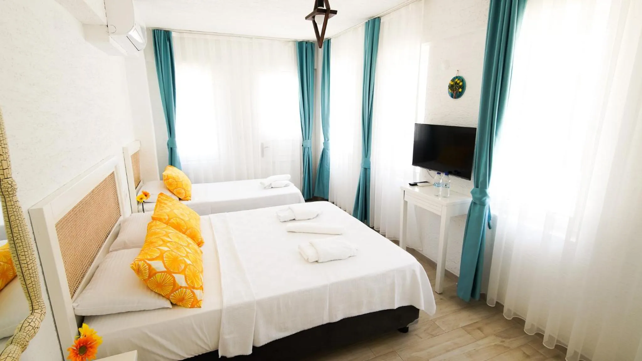 Photo of the whole room, Bed in Limonata Bozcaada ex Vina Garden