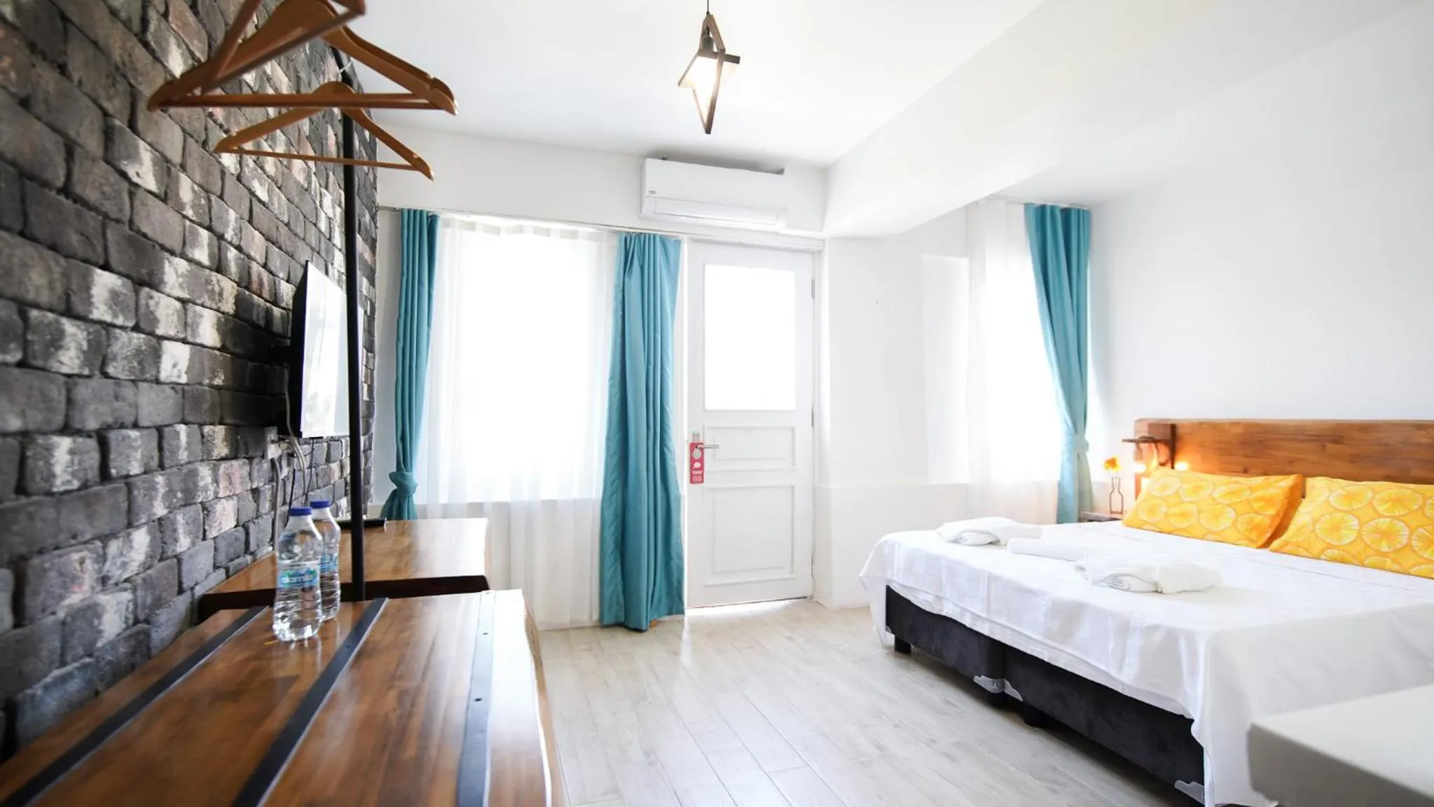 Photo of the whole room, Bed in Limonata Bozcaada ex Vina Garden