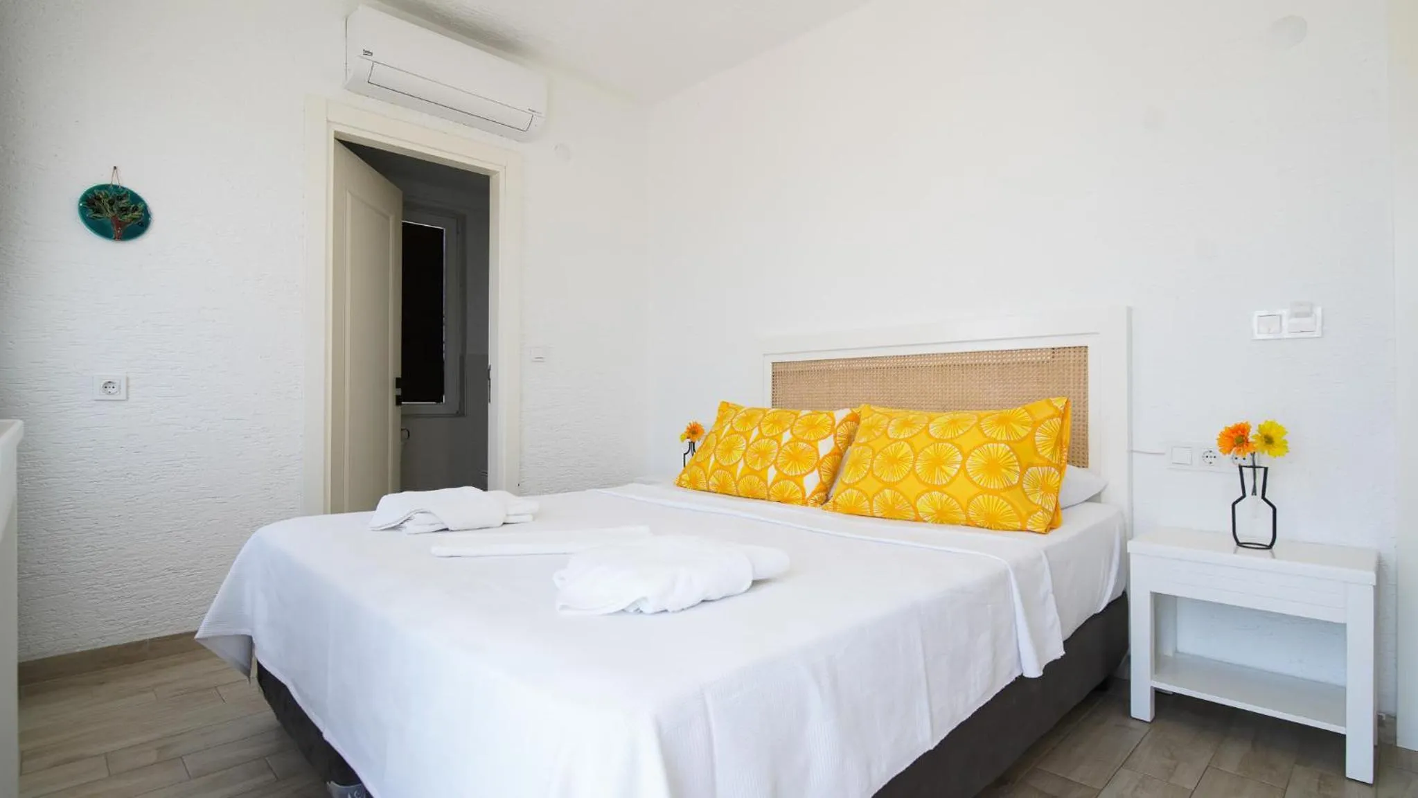 Photo of the whole room, Bed in Limonata Bozcaada ex Vina Garden