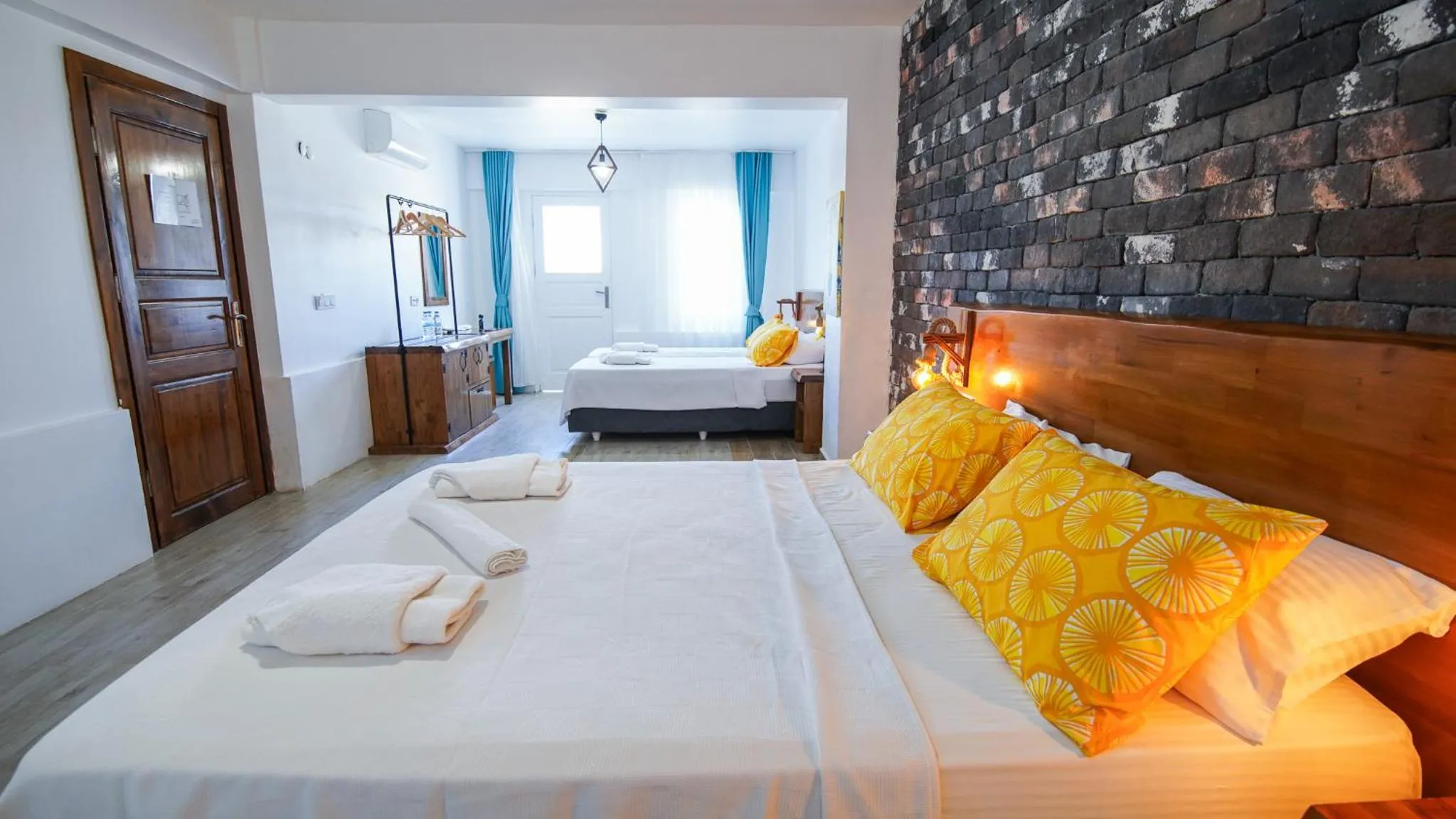 Photo of the whole room, Bed in Limonata Bozcaada ex Vina Garden