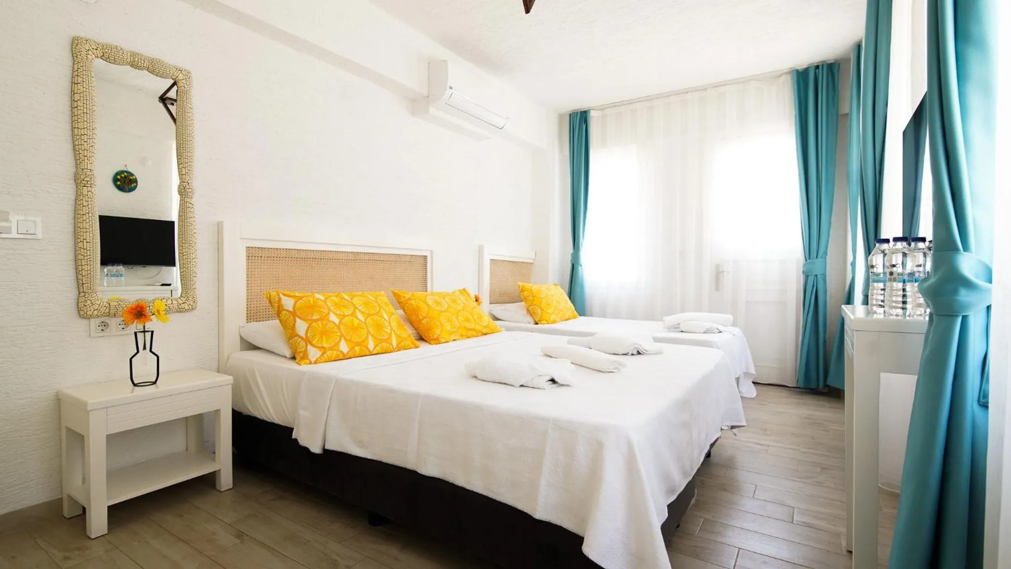 Photo of the whole room, Bed in Limonata Bozcaada ex Vina Garden