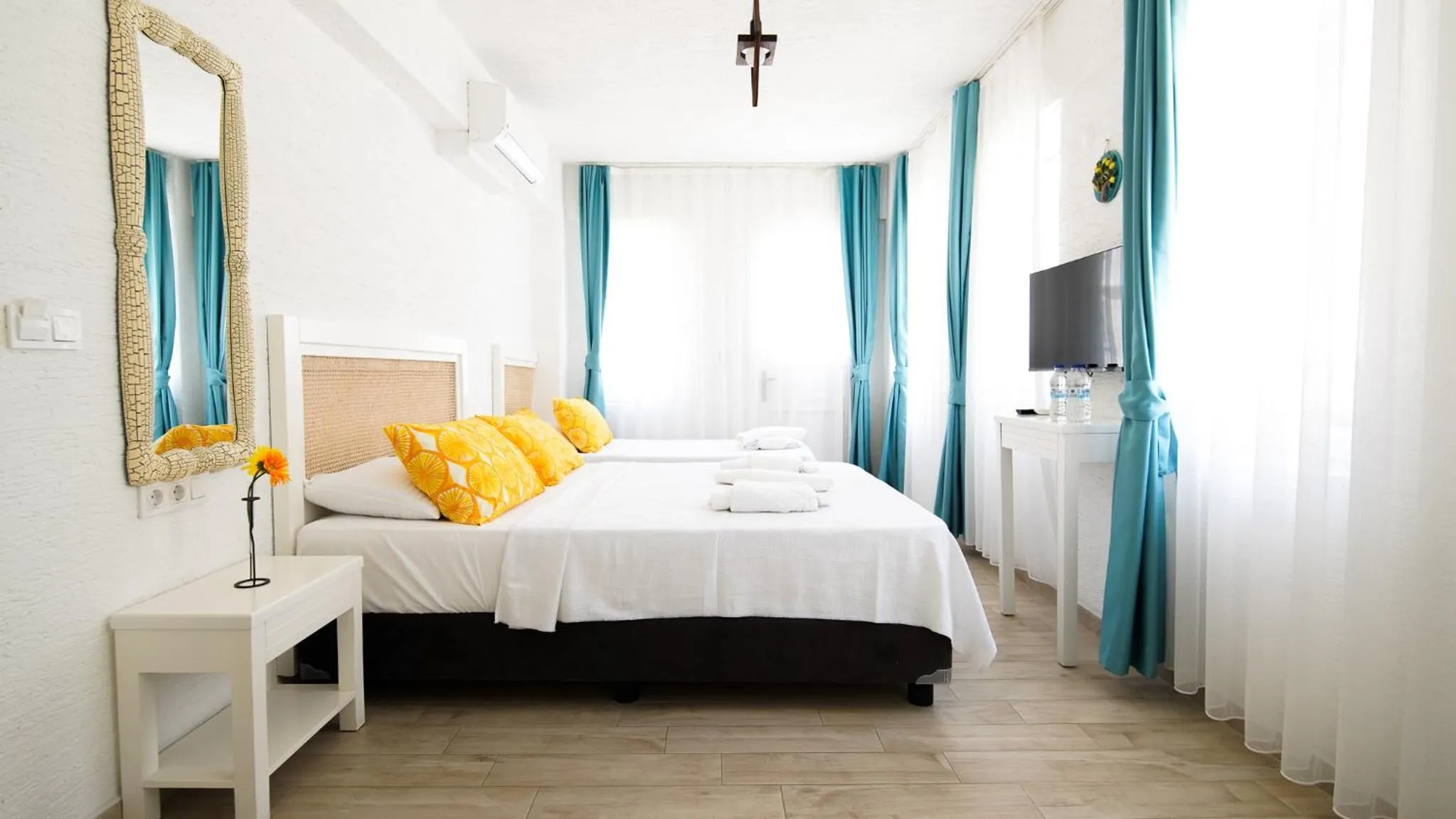 Photo of the whole room, Bed in Limonata Bozcaada ex Vina Garden