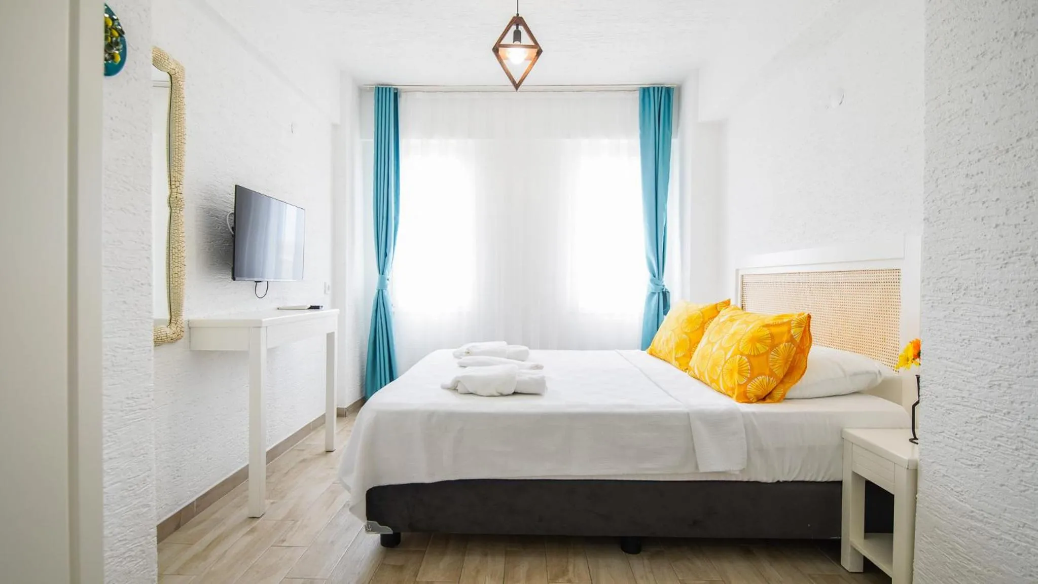 Photo of the whole room, Bed in Limonata Bozcaada ex Vina Garden