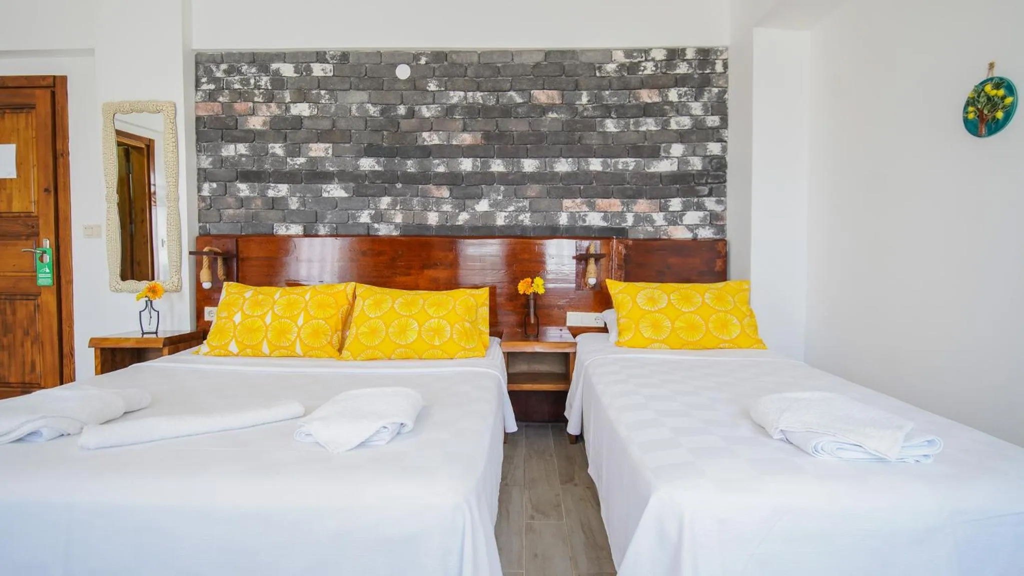 Photo of the whole room, Bed in Limonata Bozcaada ex Vina Garden