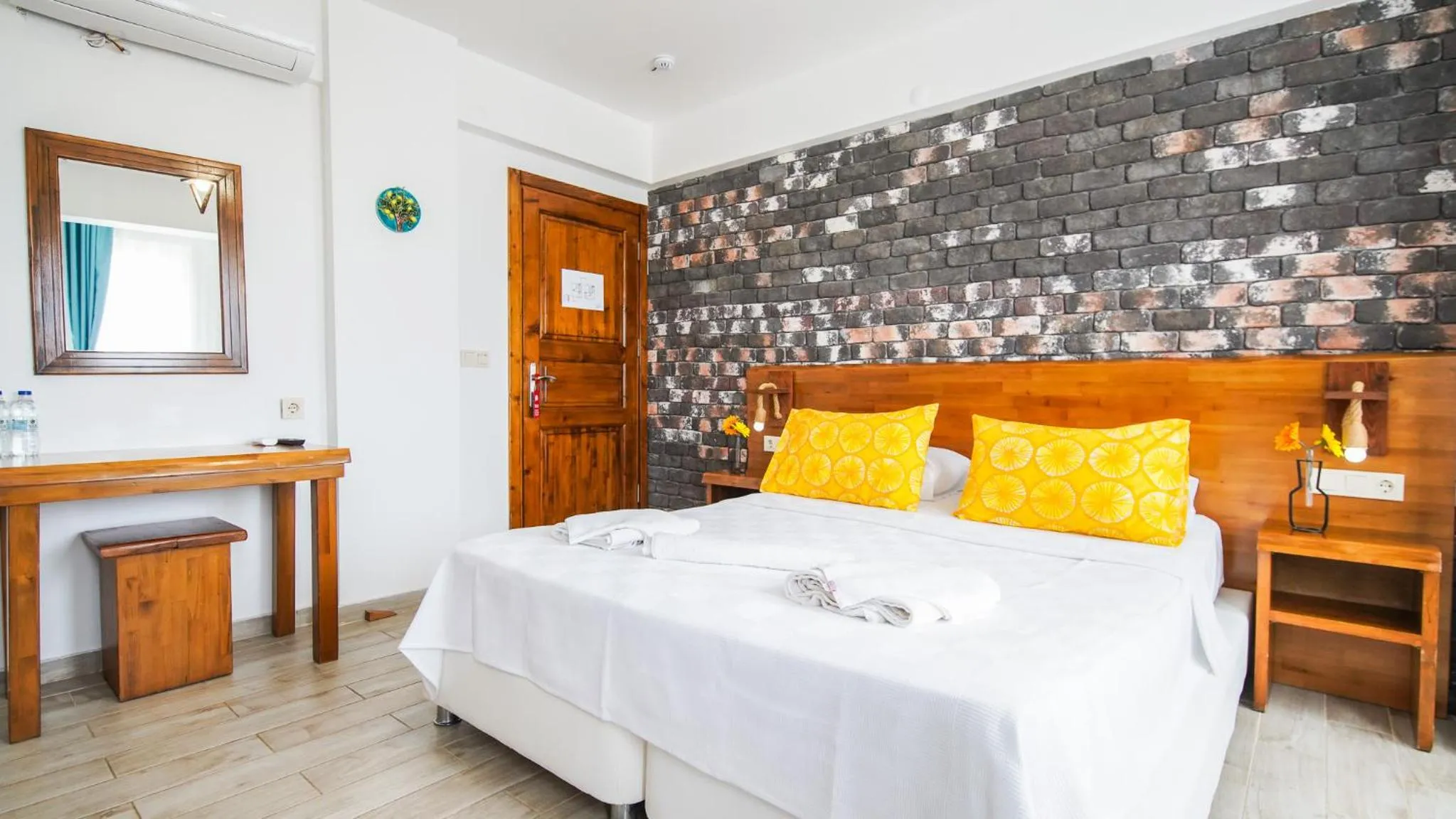 Photo of the whole room, Bed in Limonata Bozcaada ex Vina Garden