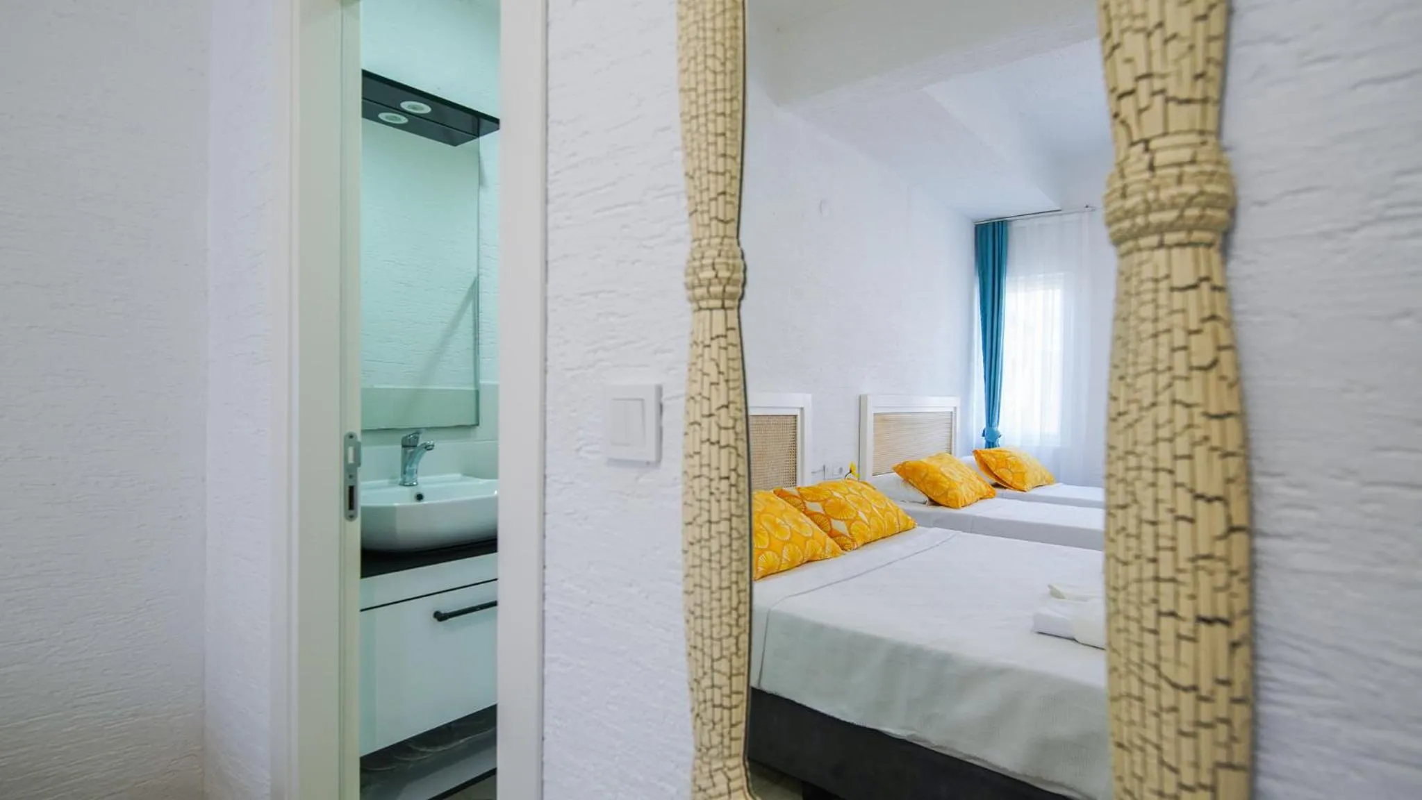 Photo of the whole room, Bed in Limonata Bozcaada ex Vina Garden