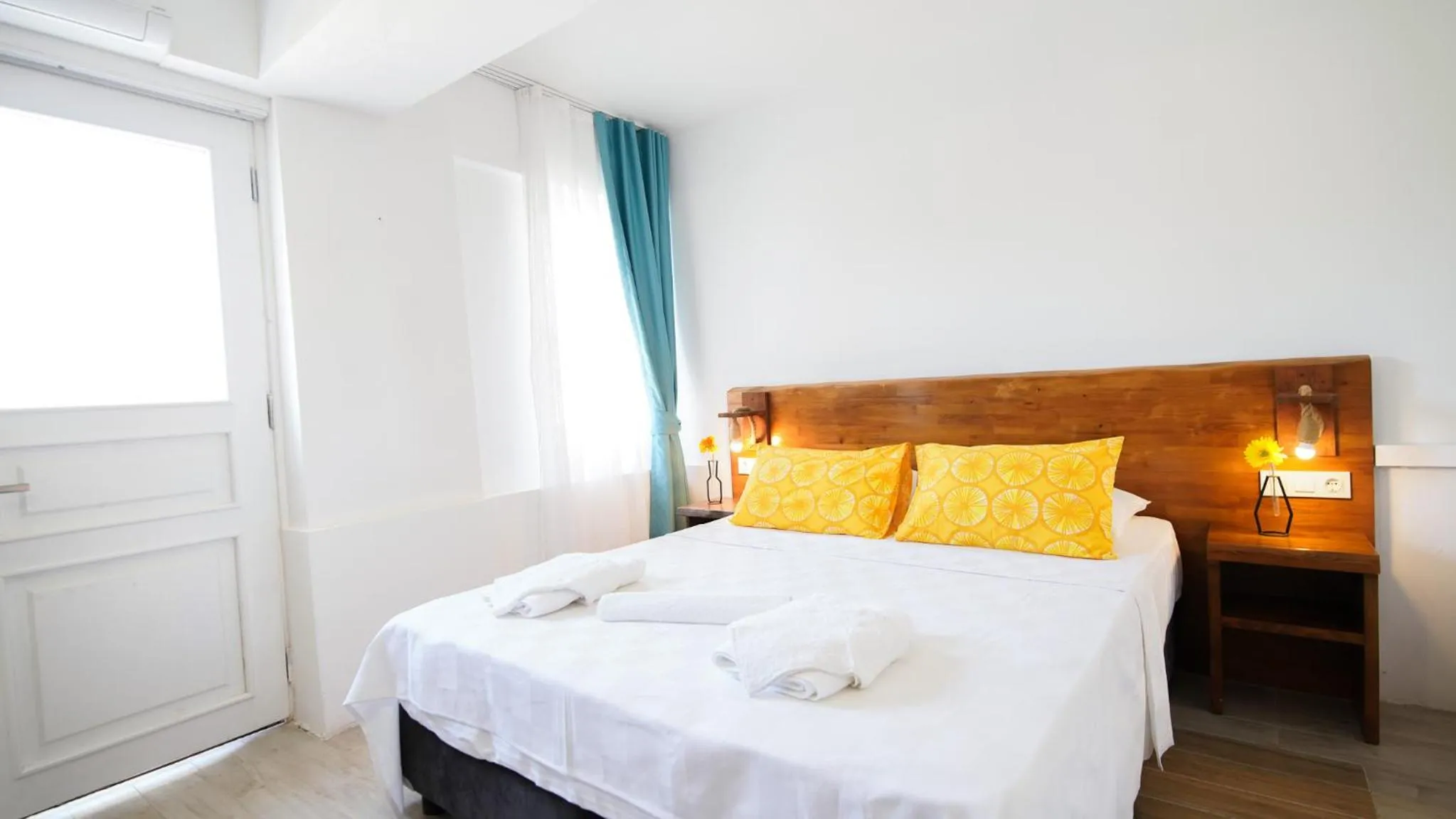 Photo of the whole room, Bed in Limonata Bozcaada ex Vina Garden