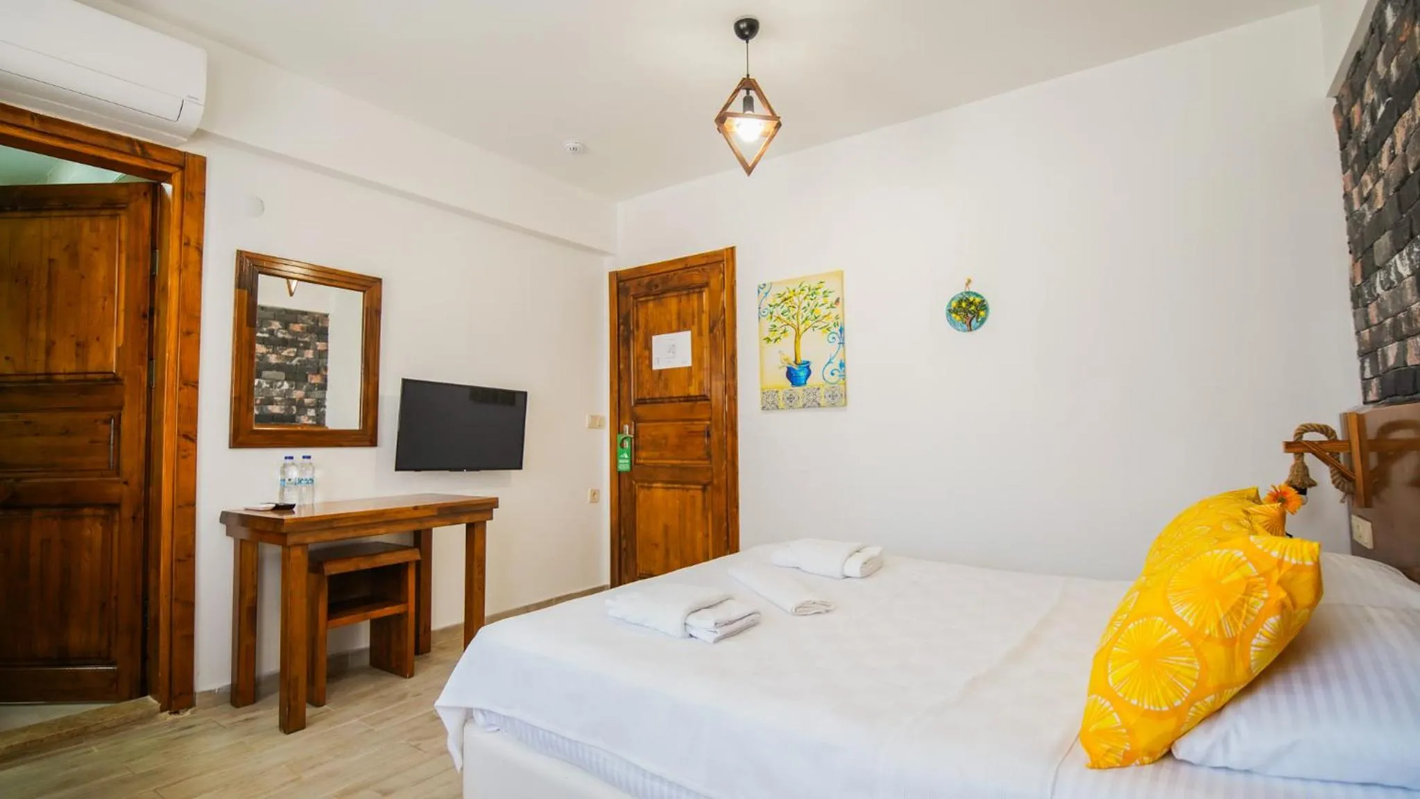 Photo of the whole room, Bed in Limonata Bozcaada ex Vina Garden