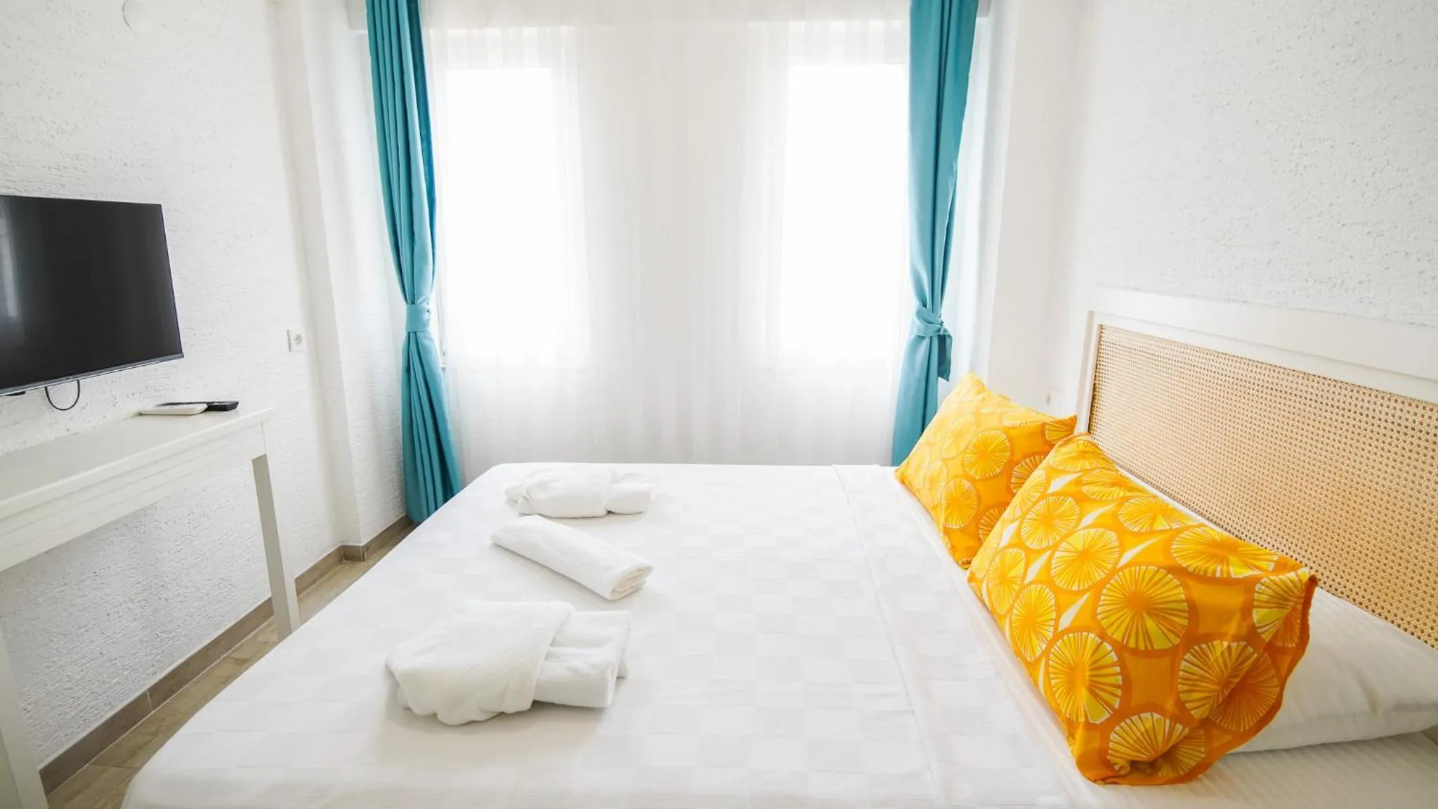 Photo of the whole room, Bed in Limonata Bozcaada ex Vina Garden