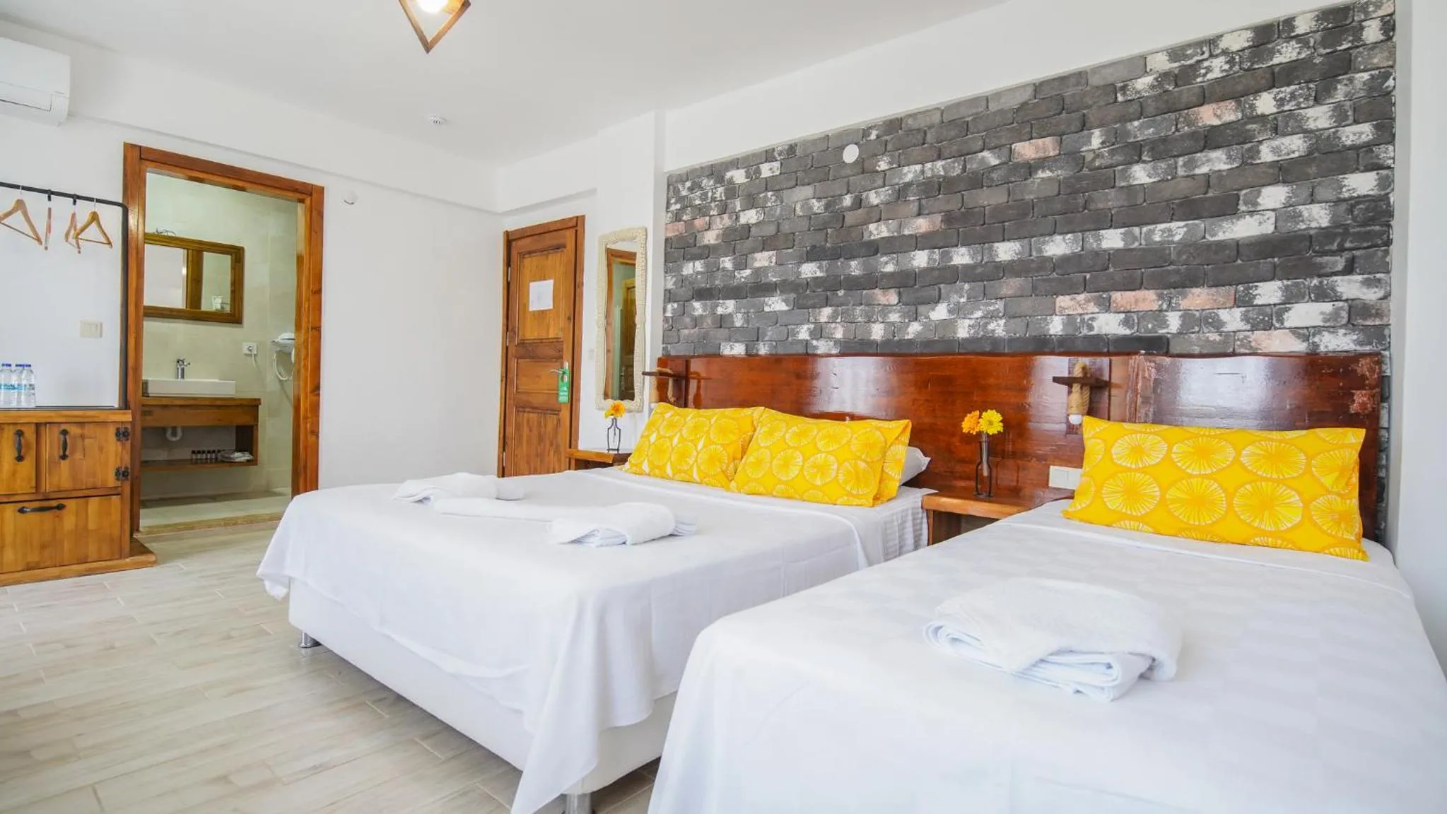 Photo of the whole room, Bed in Limonata Bozcaada ex Vina Garden