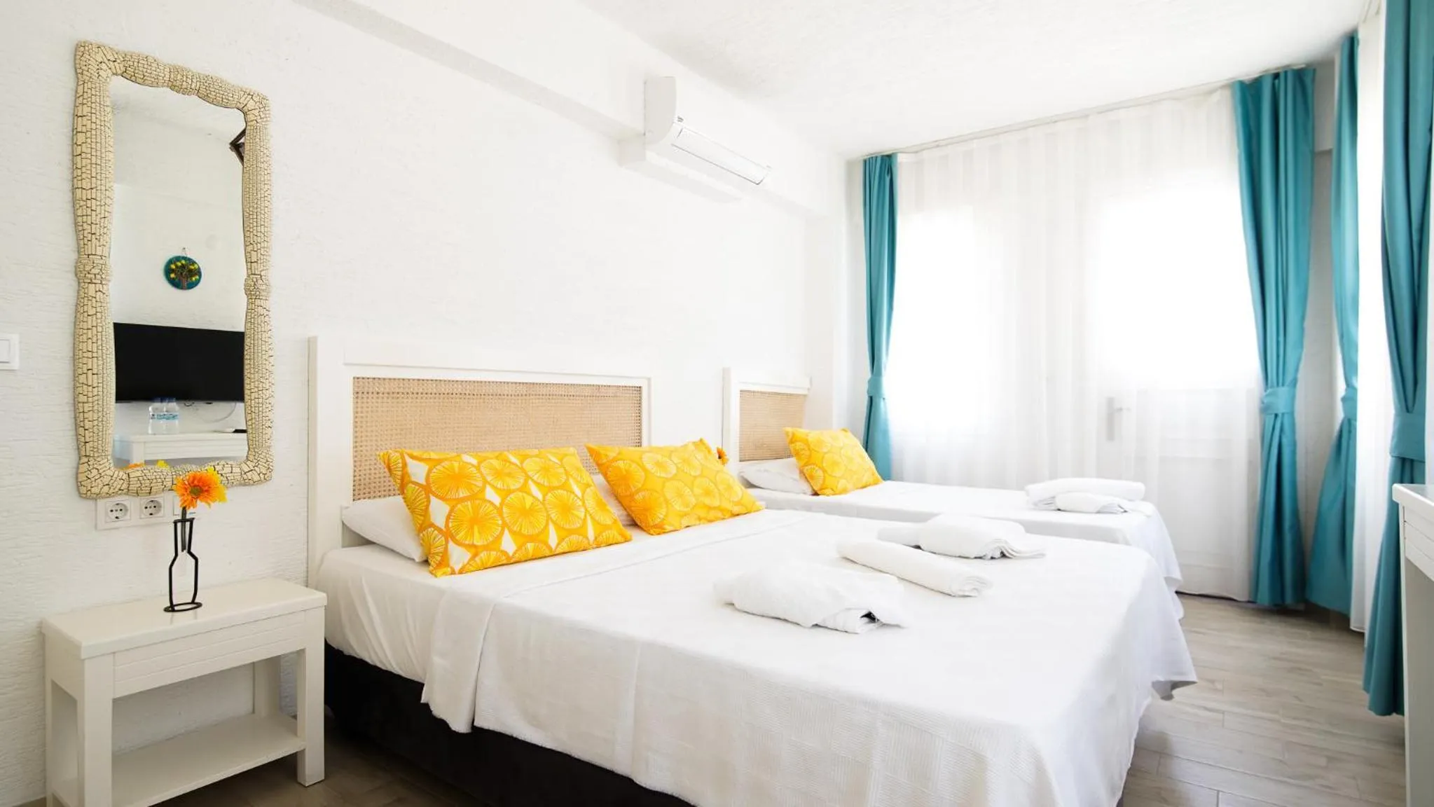 Photo of the whole room, Bed in Limonata Bozcaada ex Vina Garden