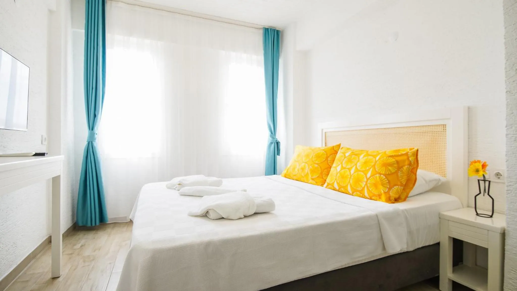 Photo of the whole room, Bed in Limonata Bozcaada ex Vina Garden