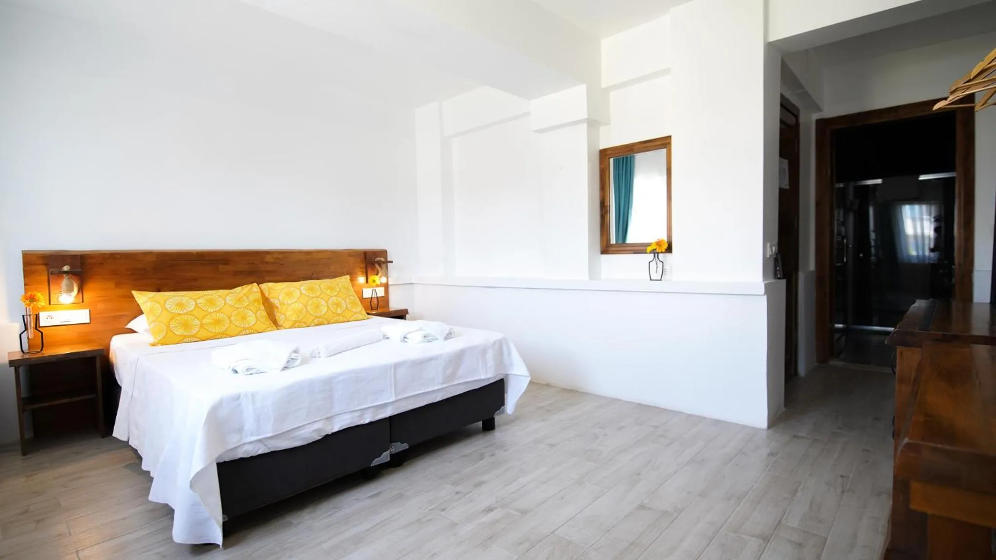 Photo of the whole room, Bed in Limonata Bozcaada ex Vina Garden