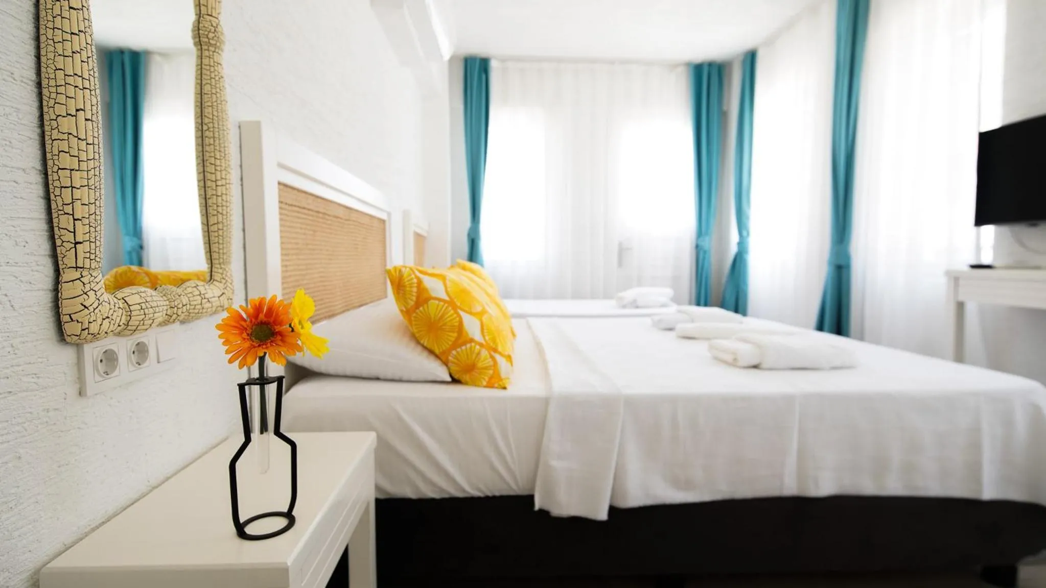 Photo of the whole room, Bed in Limonata Bozcaada ex Vina Garden
