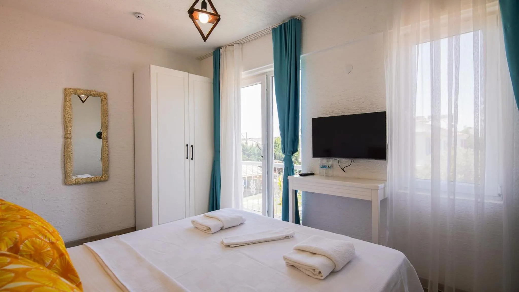 Photo of the whole room, Bed in Limonata Bozcaada ex Vina Garden