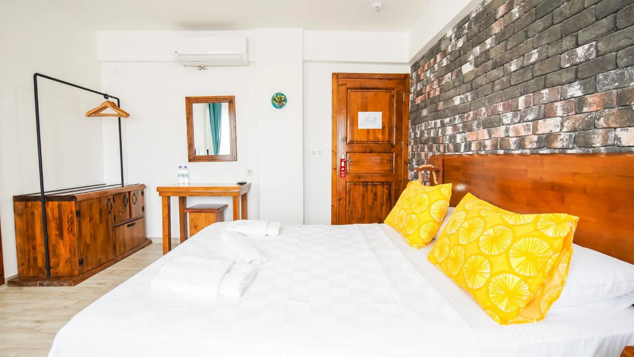 Photo of the whole room, Bed in Limonata Bozcaada ex Vina Garden