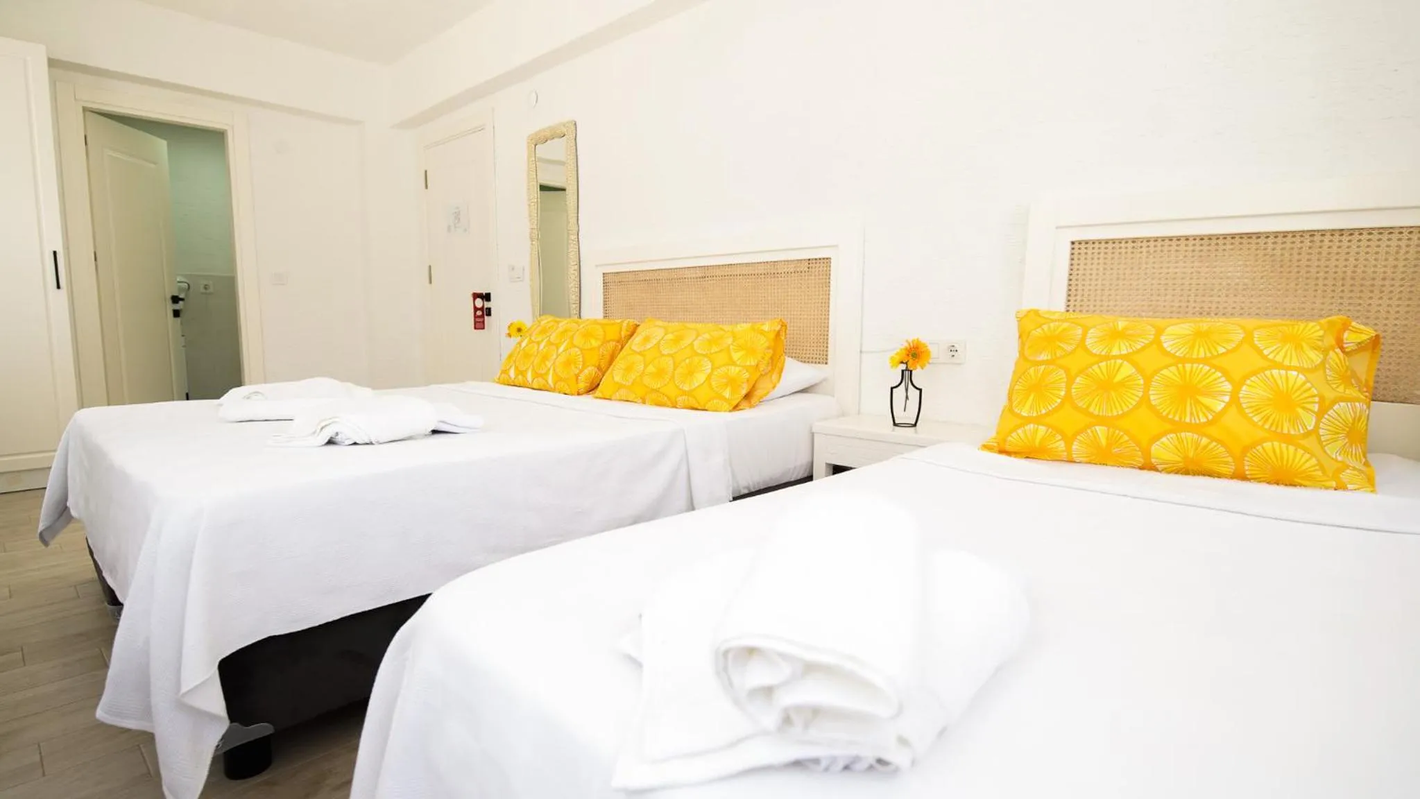Photo of the whole room, Bed in Limonata Bozcaada ex Vina Garden