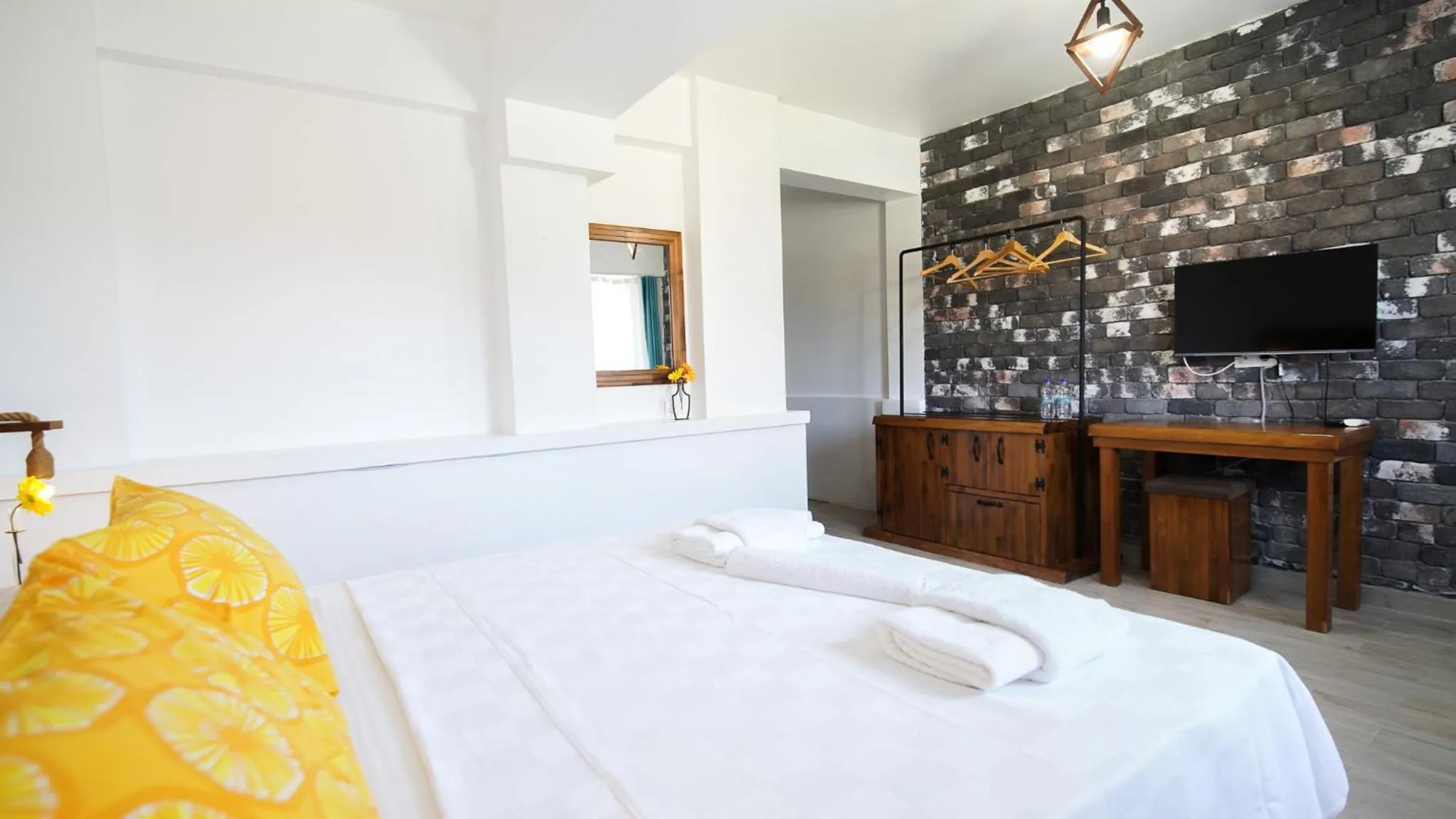 Photo of the whole room, Bed in Limonata Bozcaada ex Vina Garden