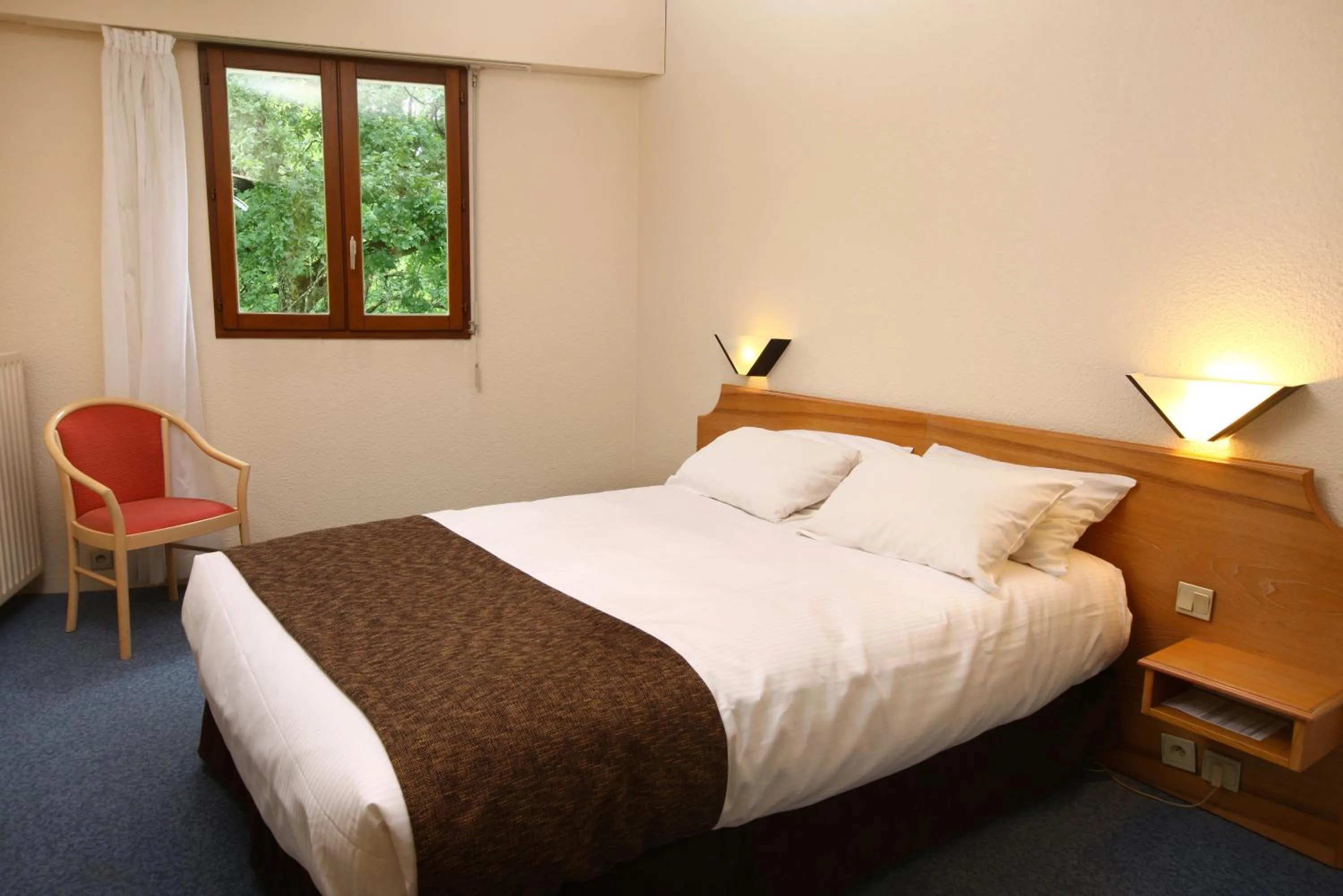 Photo of the whole room, Bed in Residence Les Chenes