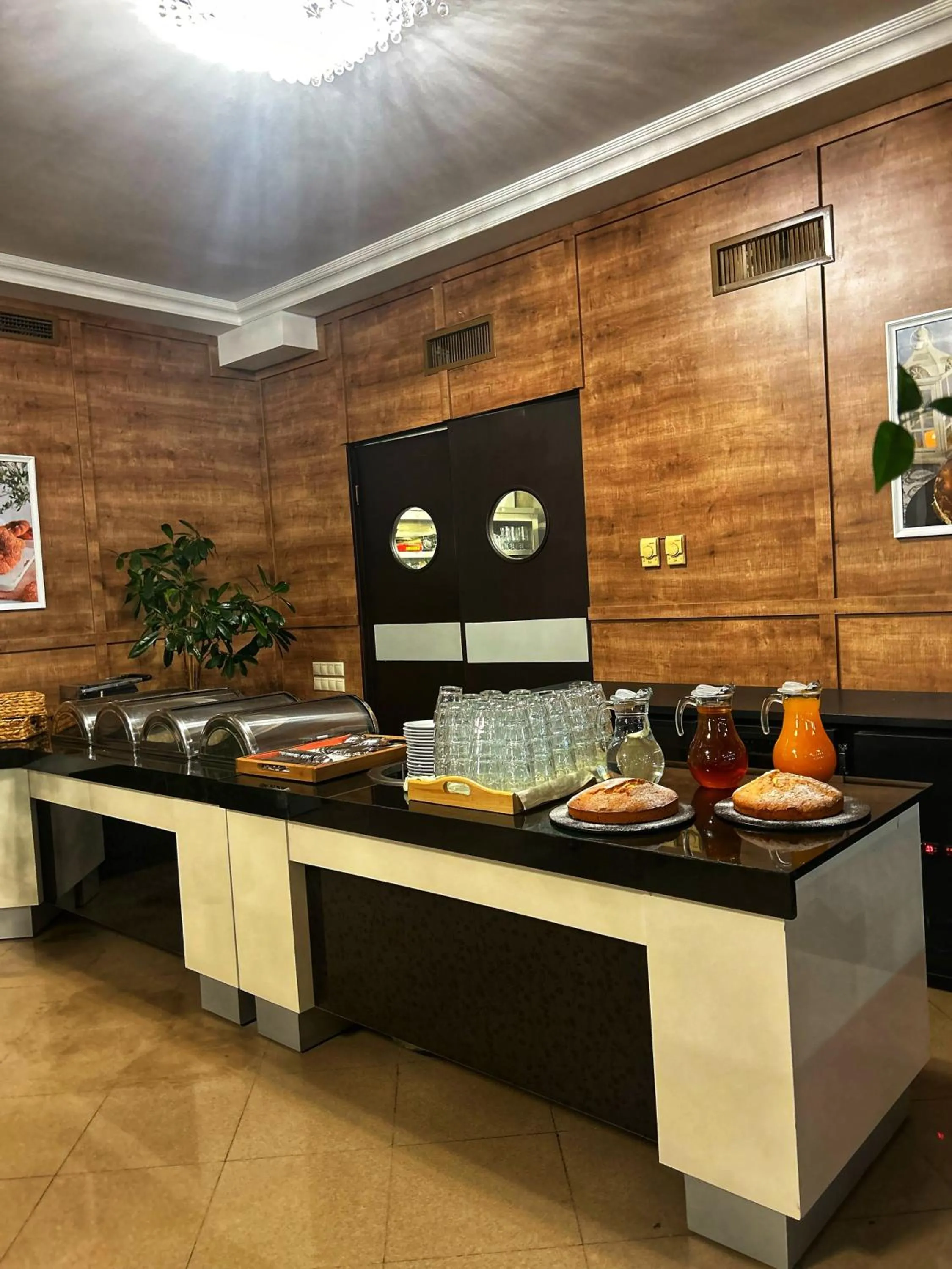 Food and drinks in Crown Suites Hotel