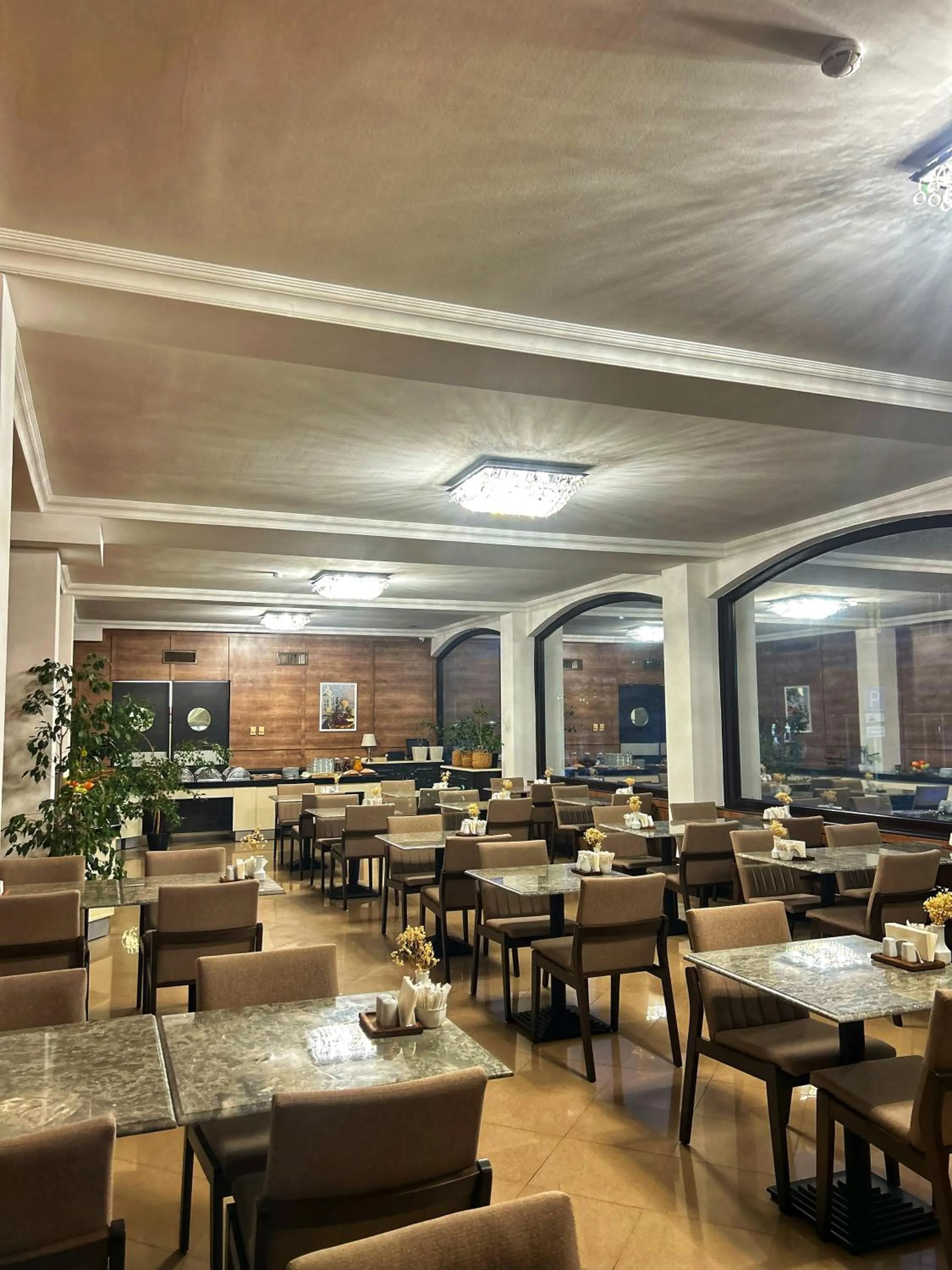 Restaurant/places to eat in Crown Suites Hotel
