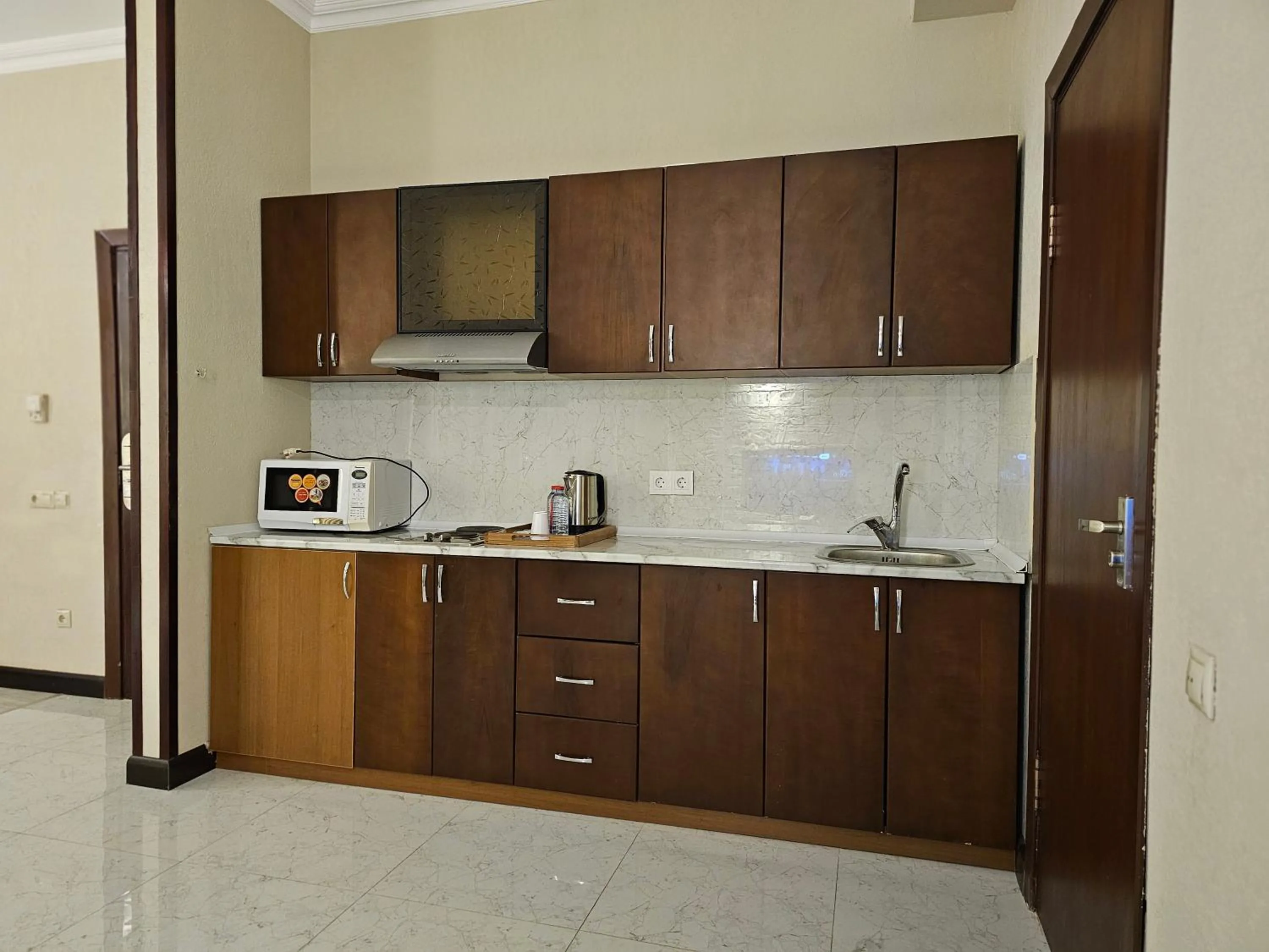 Coffee/tea facilities in Crown Suites Hotel