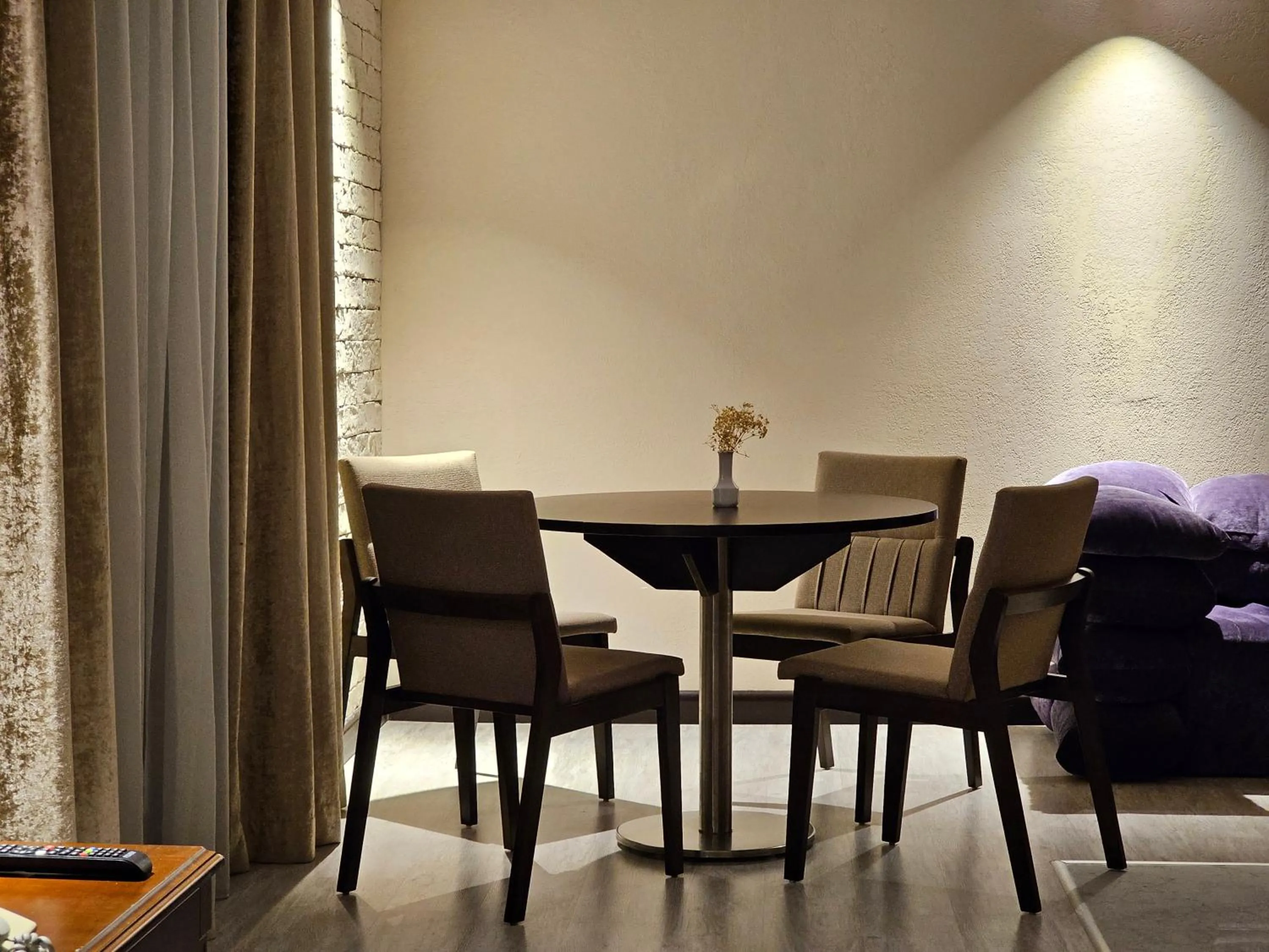 Living room in Crown Suites Hotel