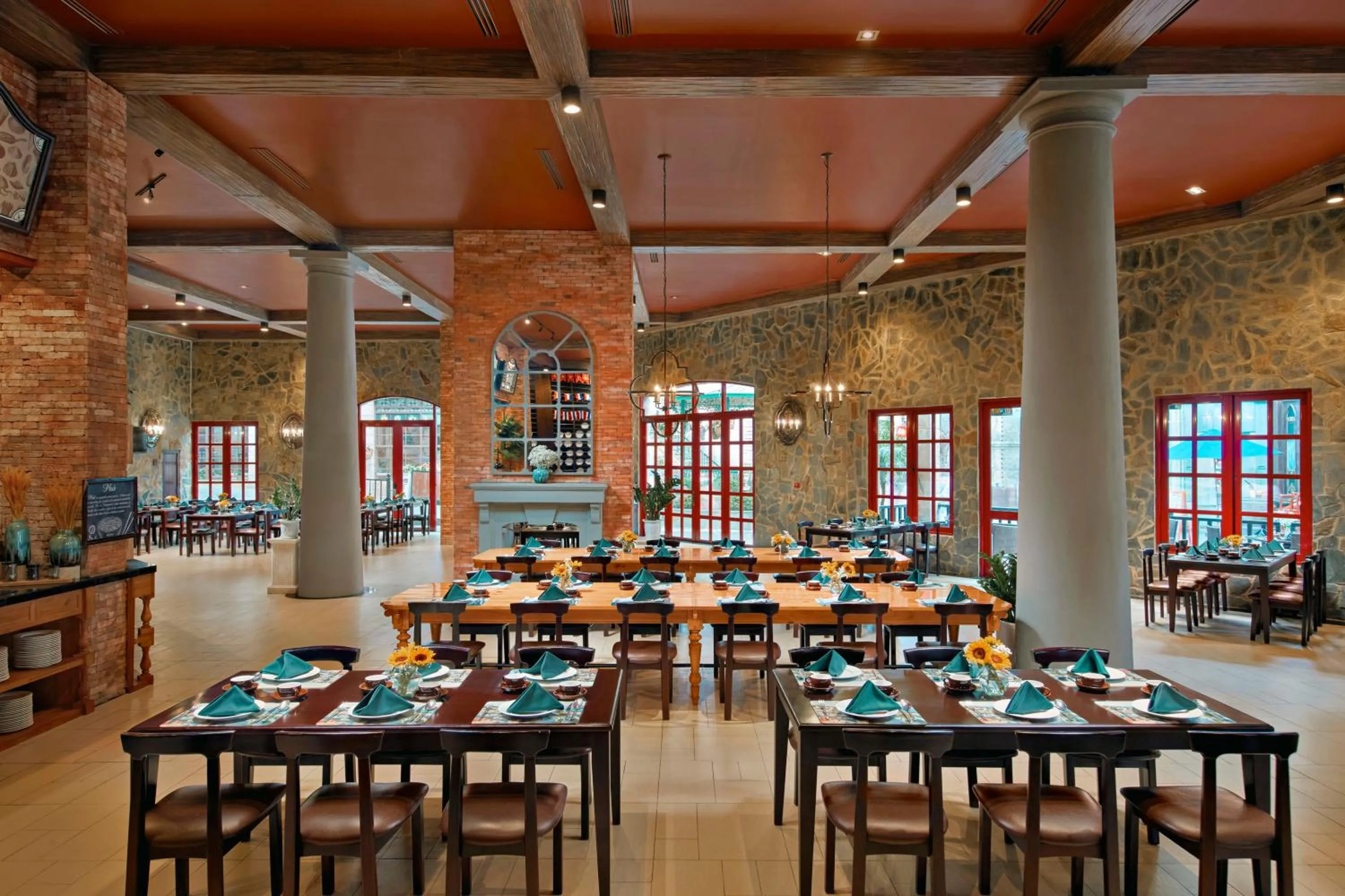 Restaurant/places to eat in Mercure Danang French Village Bana Hills