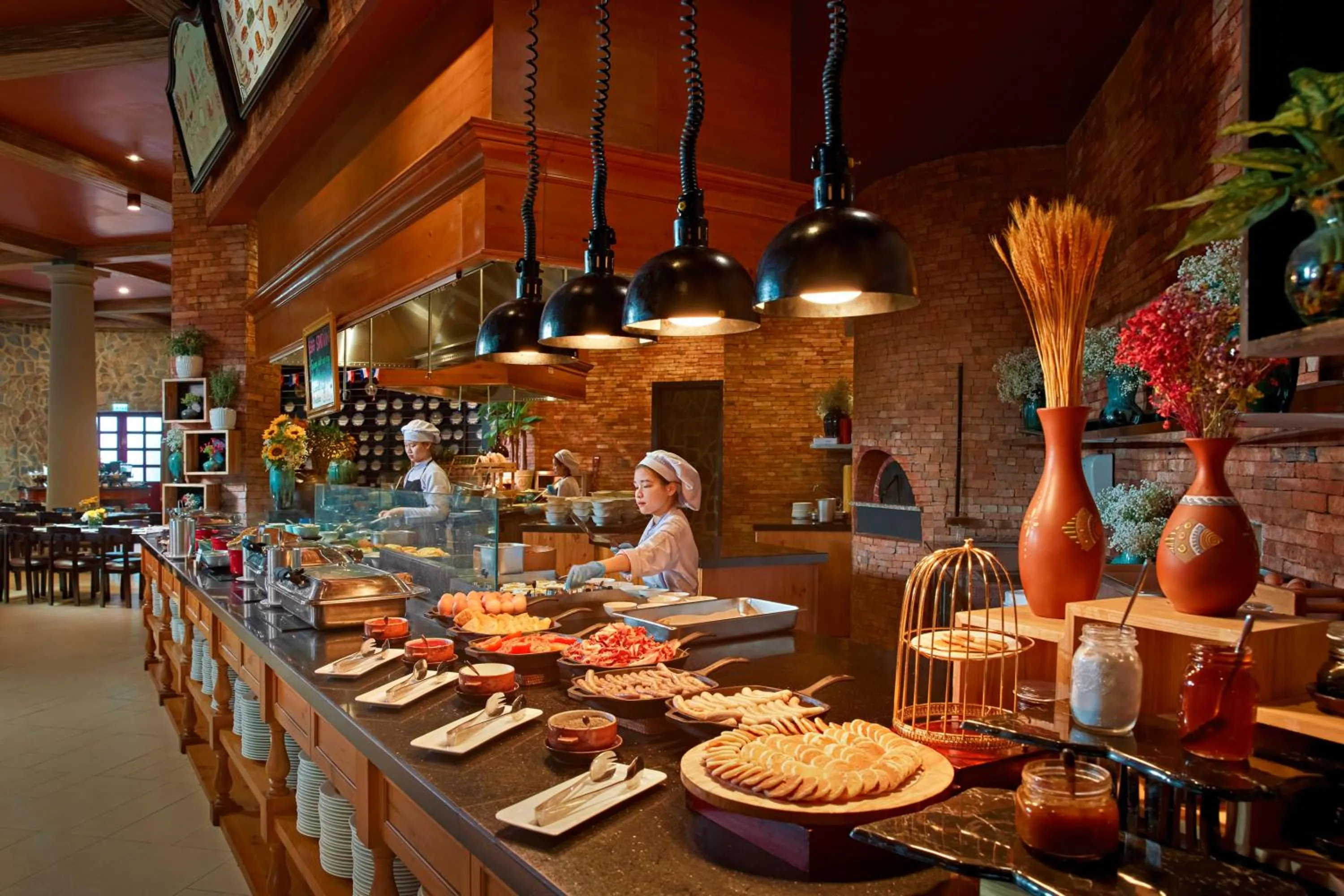 Restaurant/places to eat in Mercure Danang French Village Bana Hills