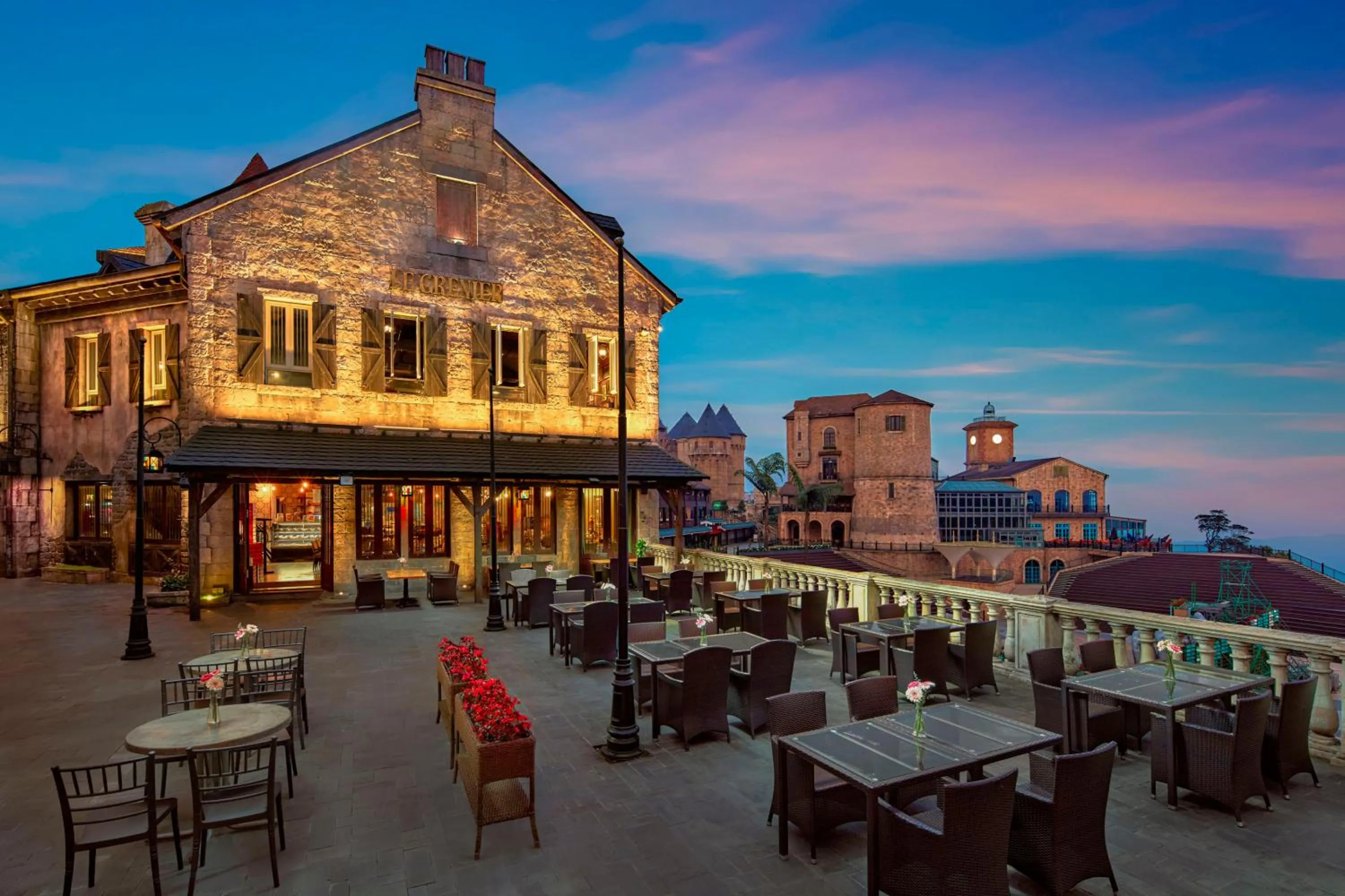 Restaurant/places to eat in Mercure Danang French Village Bana Hills