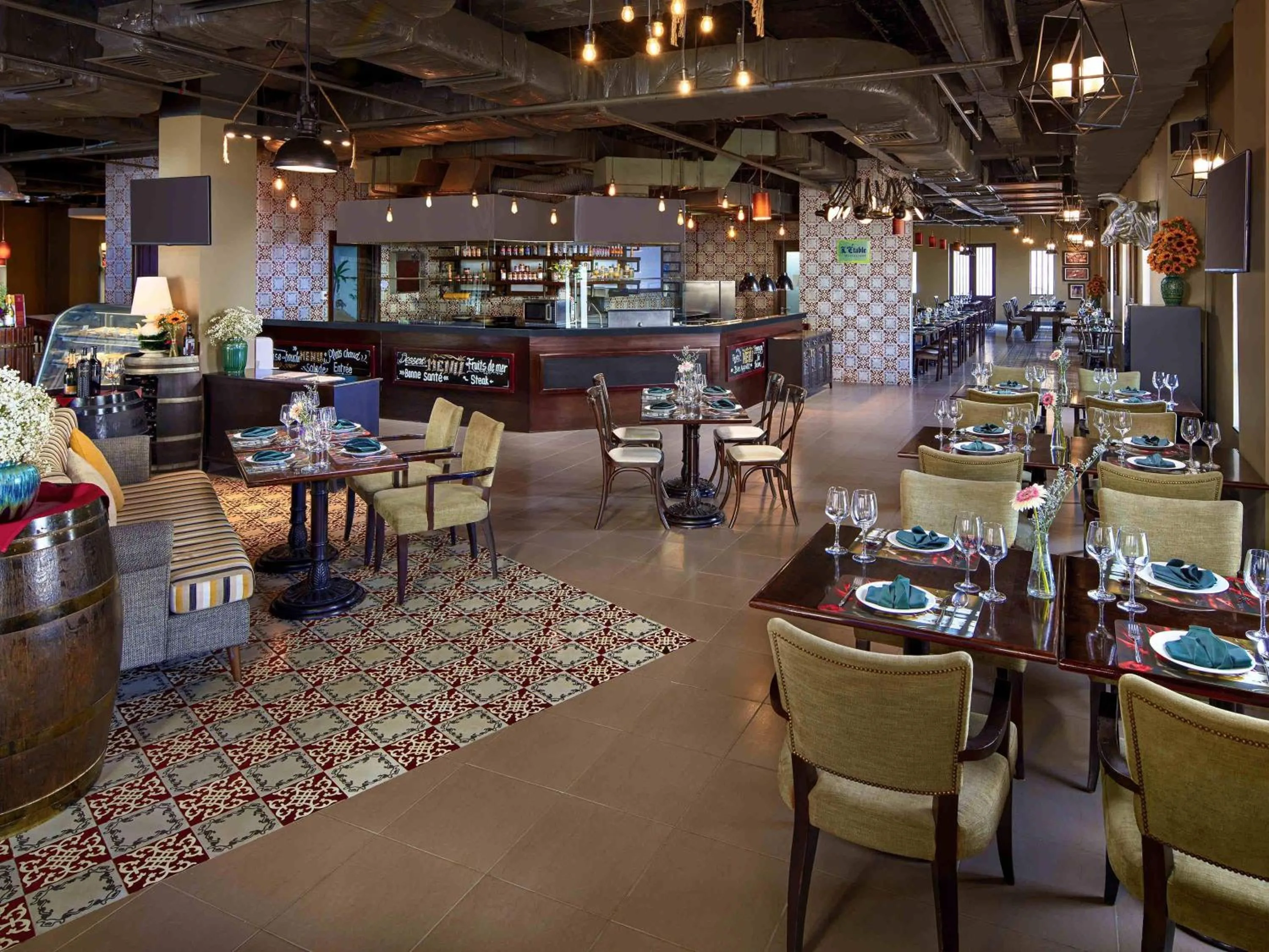 Restaurant/places to eat in Mercure Danang French Village Bana Hills